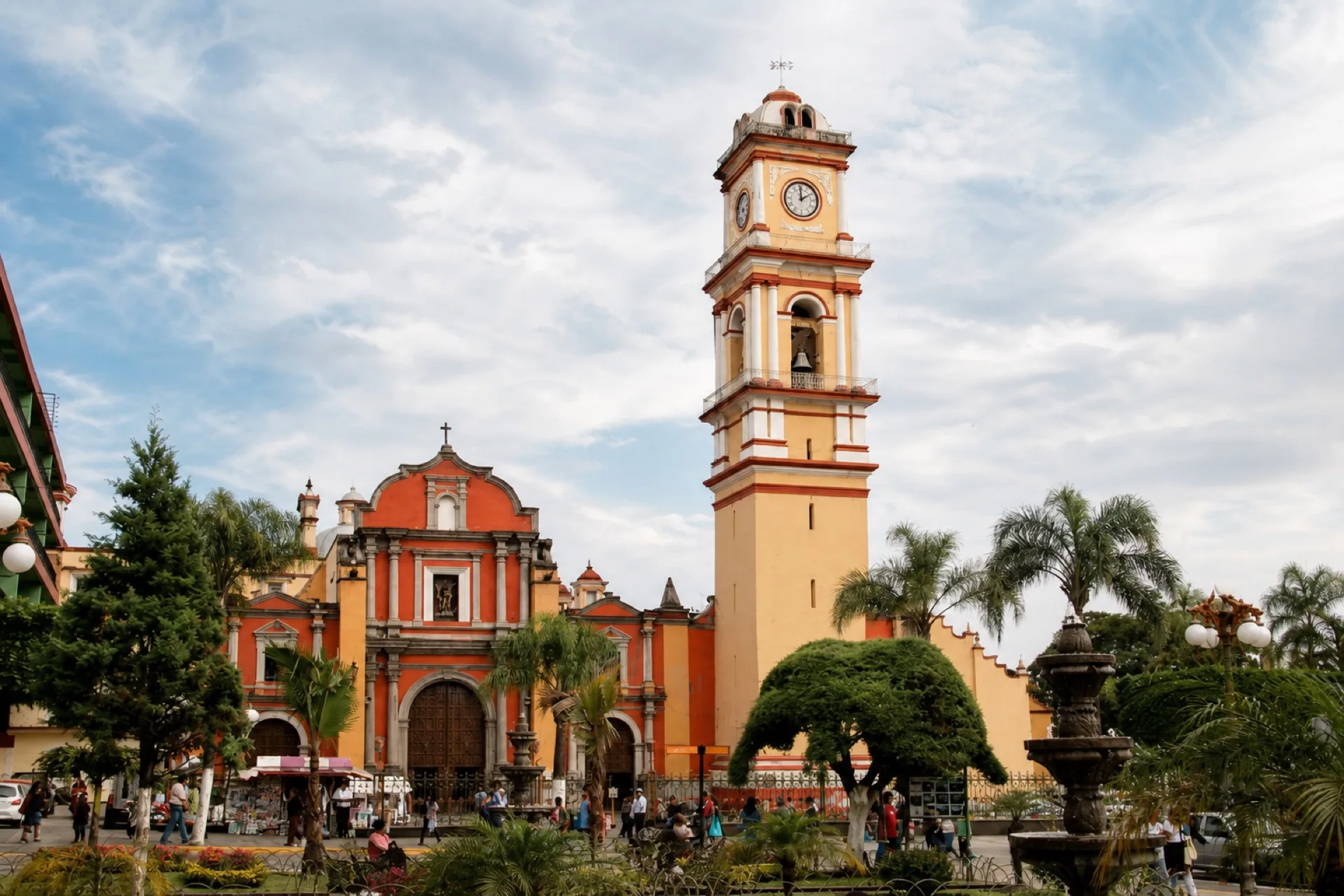 Catedral de la Inmaculada Concepción de Córdoba y su torre del reloj.