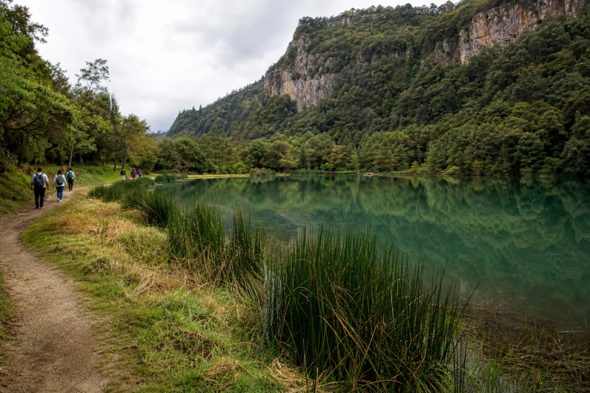 Laguna de Nogales entre lomerío del valle de Orizaba.