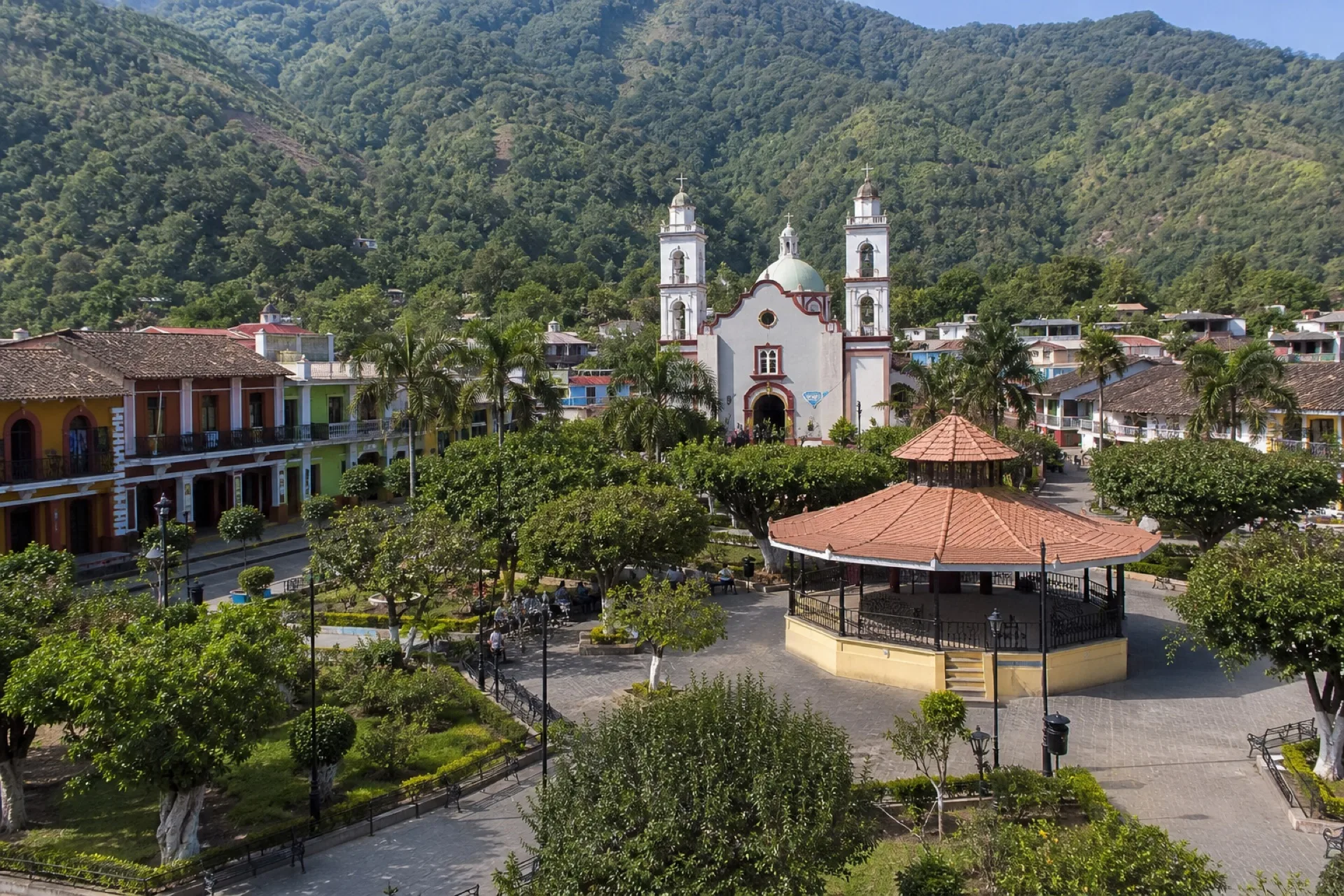 Plaza de Zongolica con parroquia y laderas de sierra al fondo.