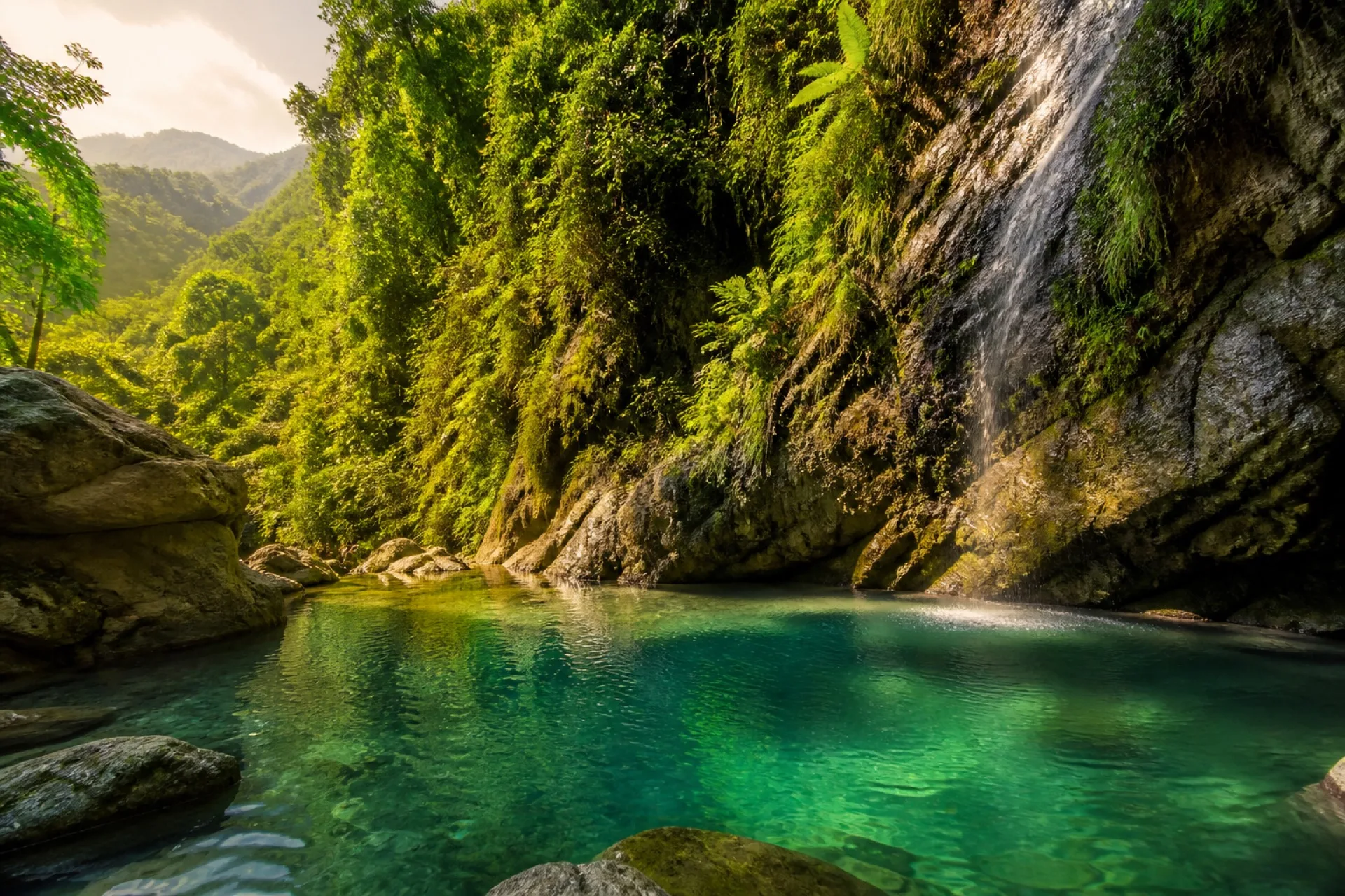 Poza La Polonia, agua clara entre vegetación de sierra.