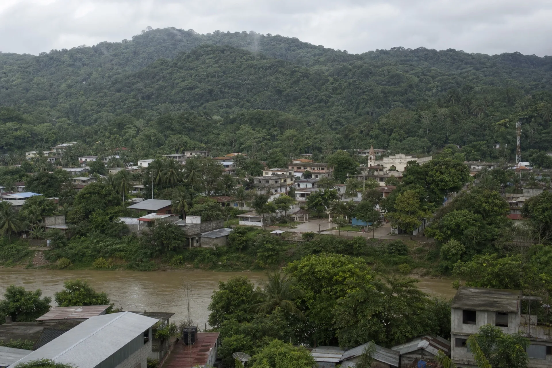 Poblado 10 / La Chinantla: pueblo de valle selvático en Uxpanapa.