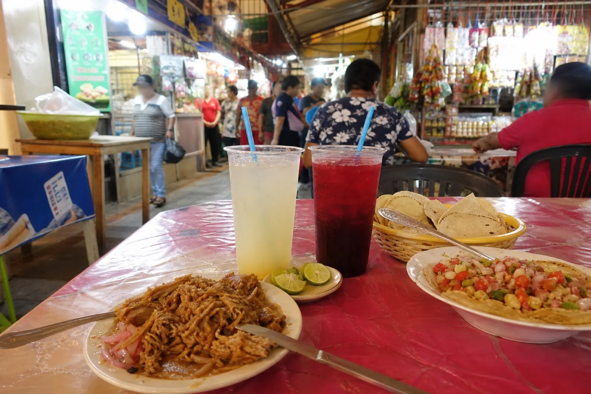 Mesa de antojitos en el Mercado Hidalgo de Minatitlán.