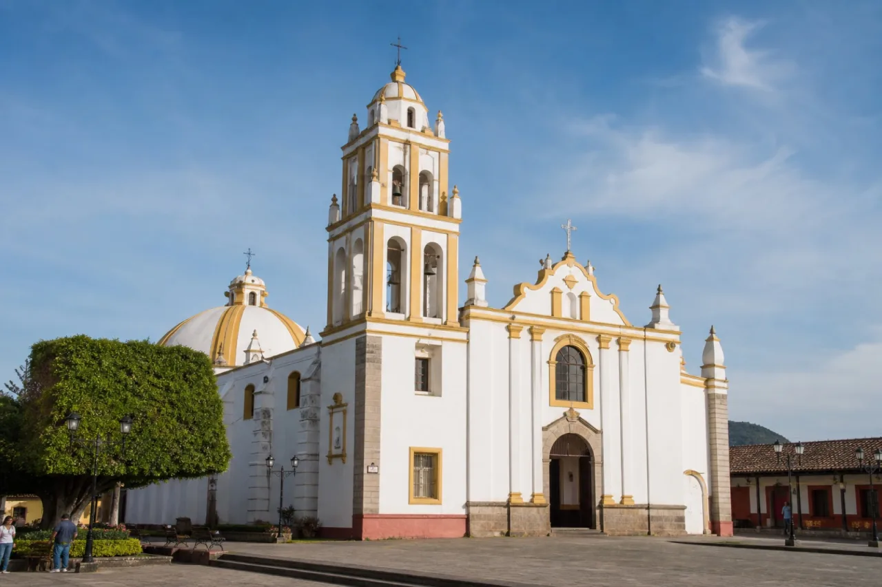 Parroquia de San Mateo en la plaza de Naolinco.