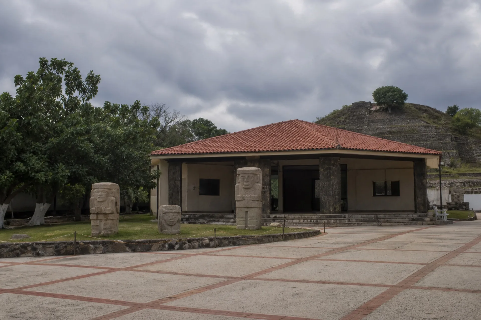 Museo de sitio de Castillo de Teayo, edificio bajo junto a la plaza.