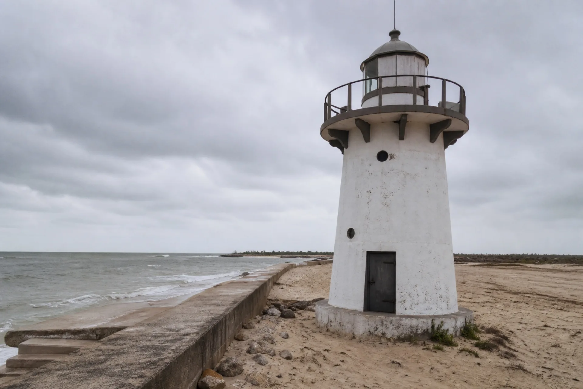 Faro blanco en la playa de Pueblo Viejo.