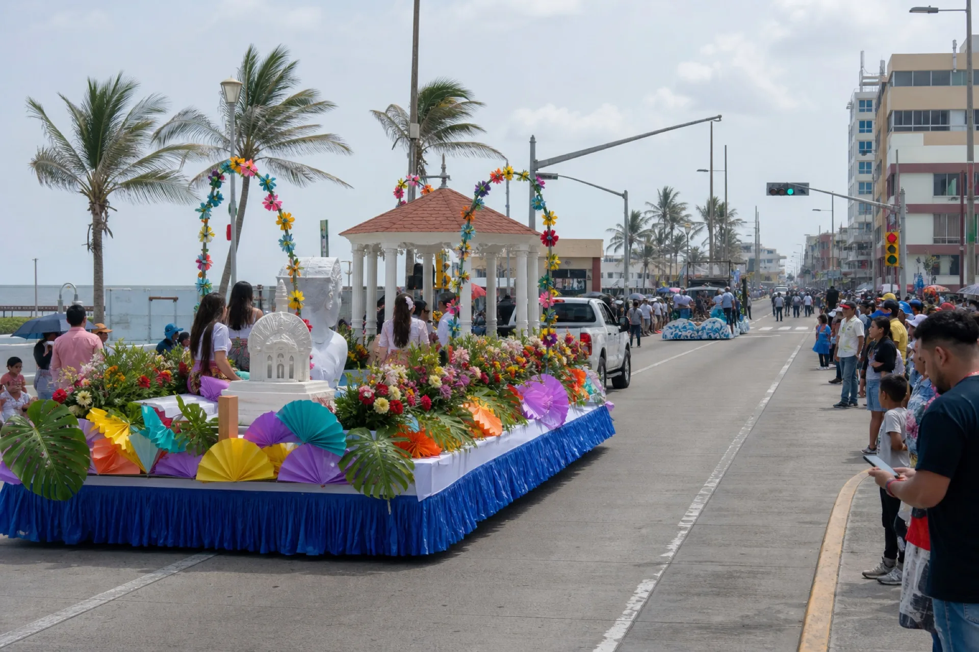 Carnaval de Coatzacoalcos: desfile cívico con carroza en avenida ancha.