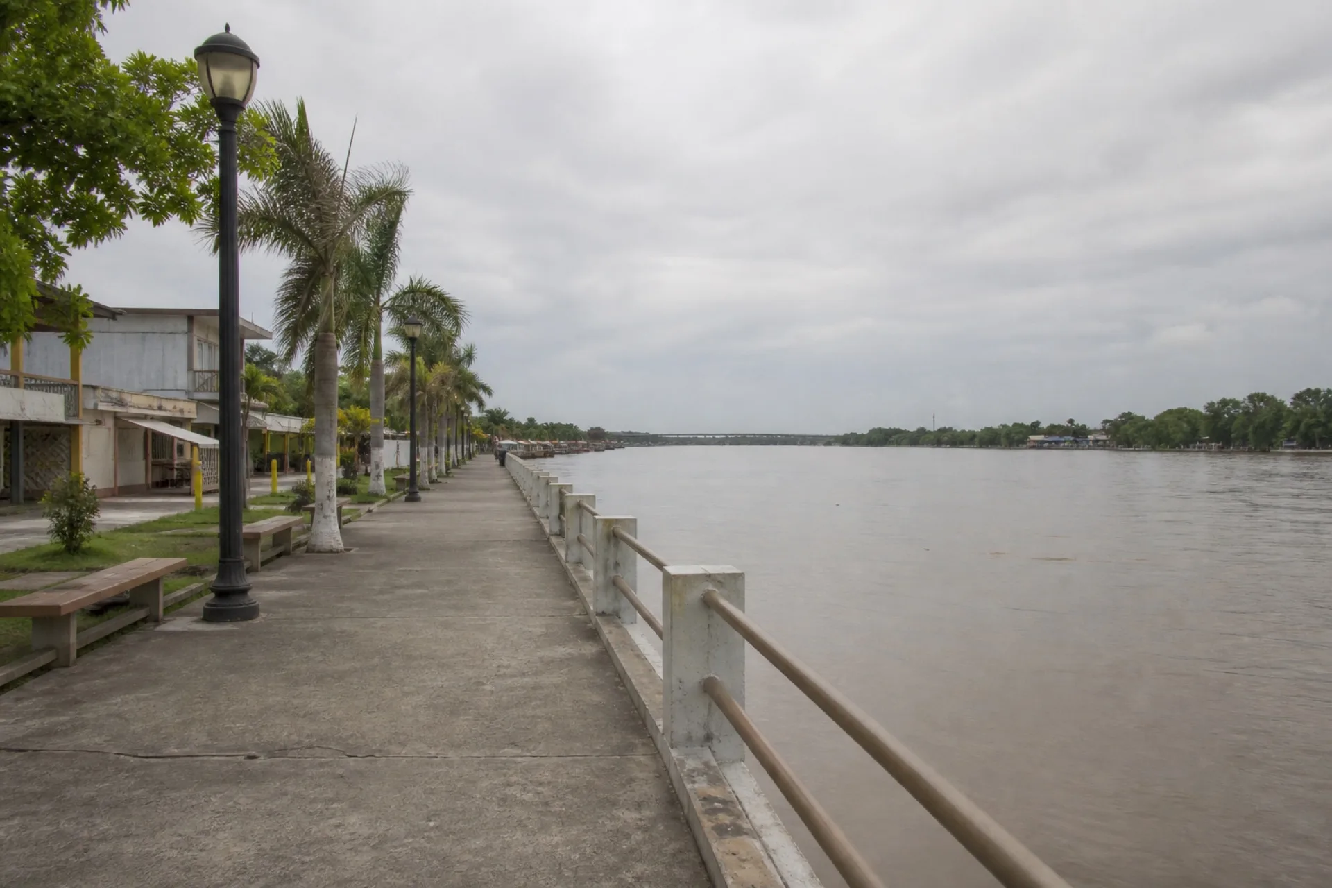 Malecón de concreto junto al río en Pánuco.