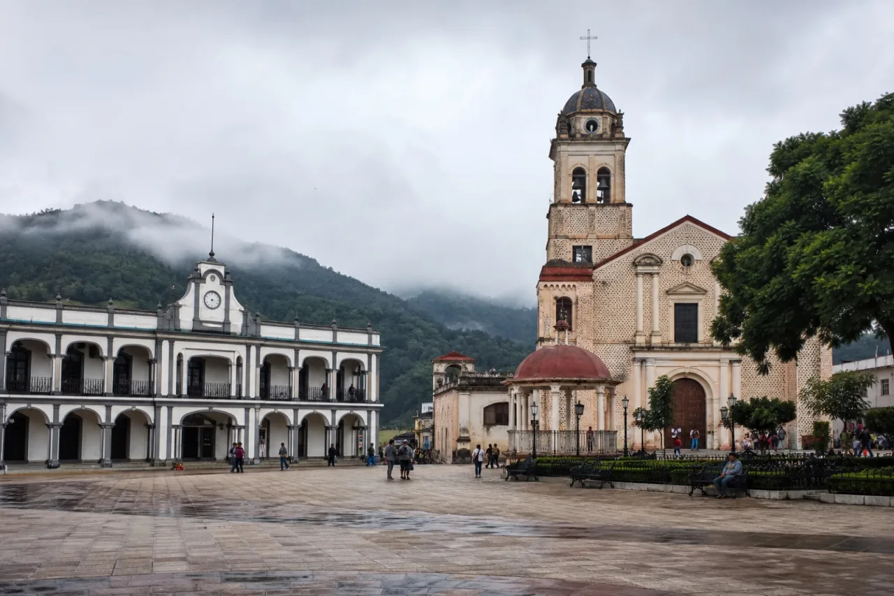 Plaza de Altotonga con kiosco, palacio e iglesia.