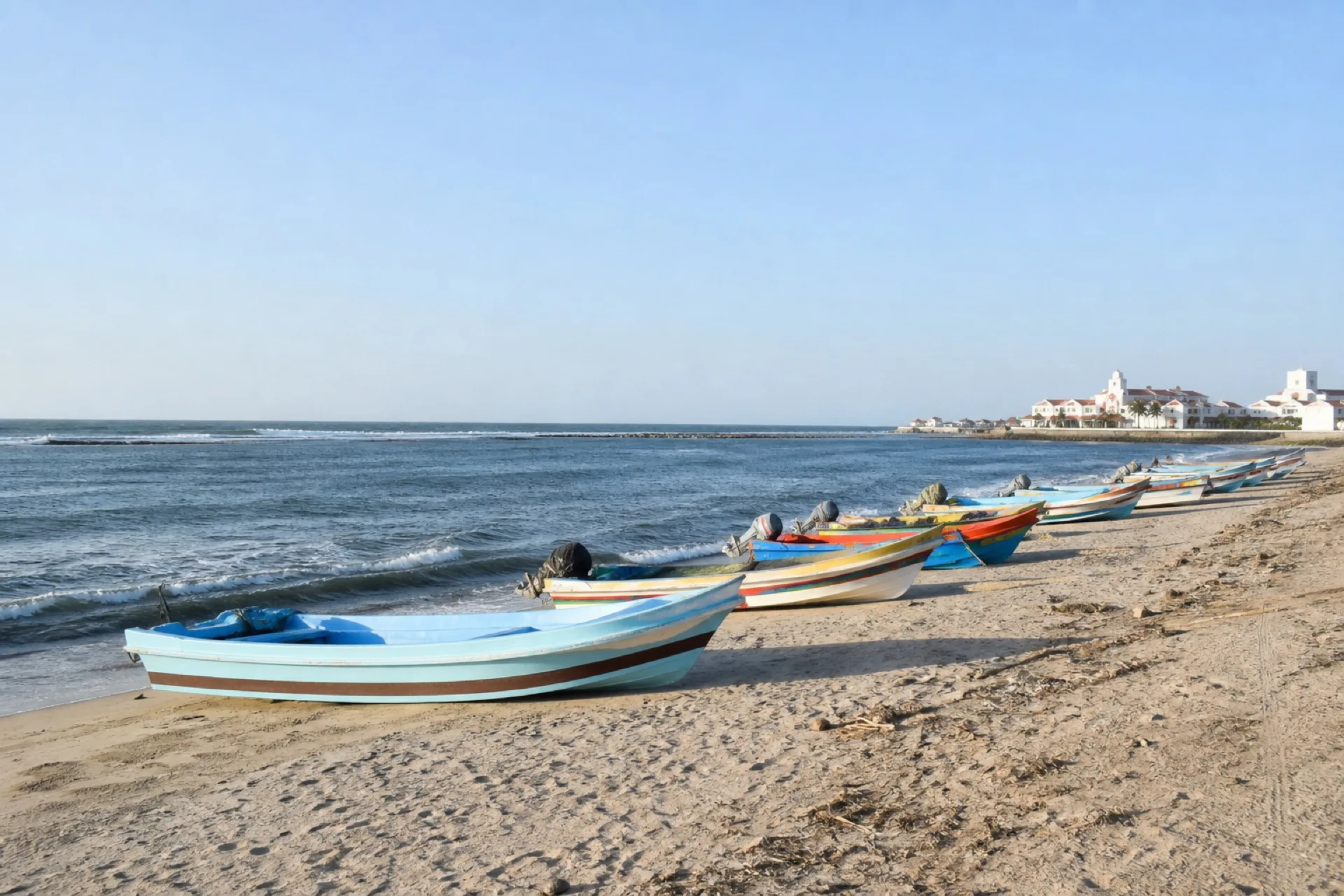 Playa y lanchas de Antón Lizardo, villa pesquera frente a la línea de arrecife.