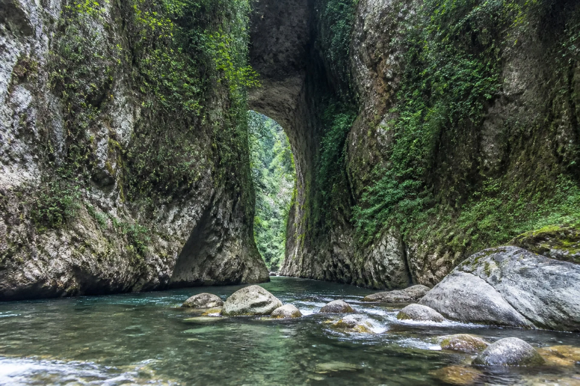 Garganta de rio y roca en El Boqueron, Zongolica.