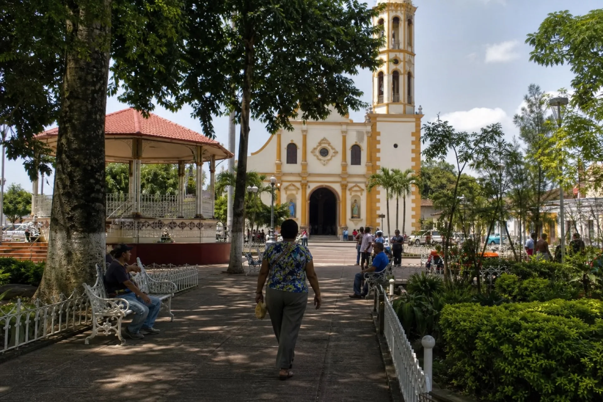 Paseo del centro de Acayucan hacia la parroquia y el kiosco.