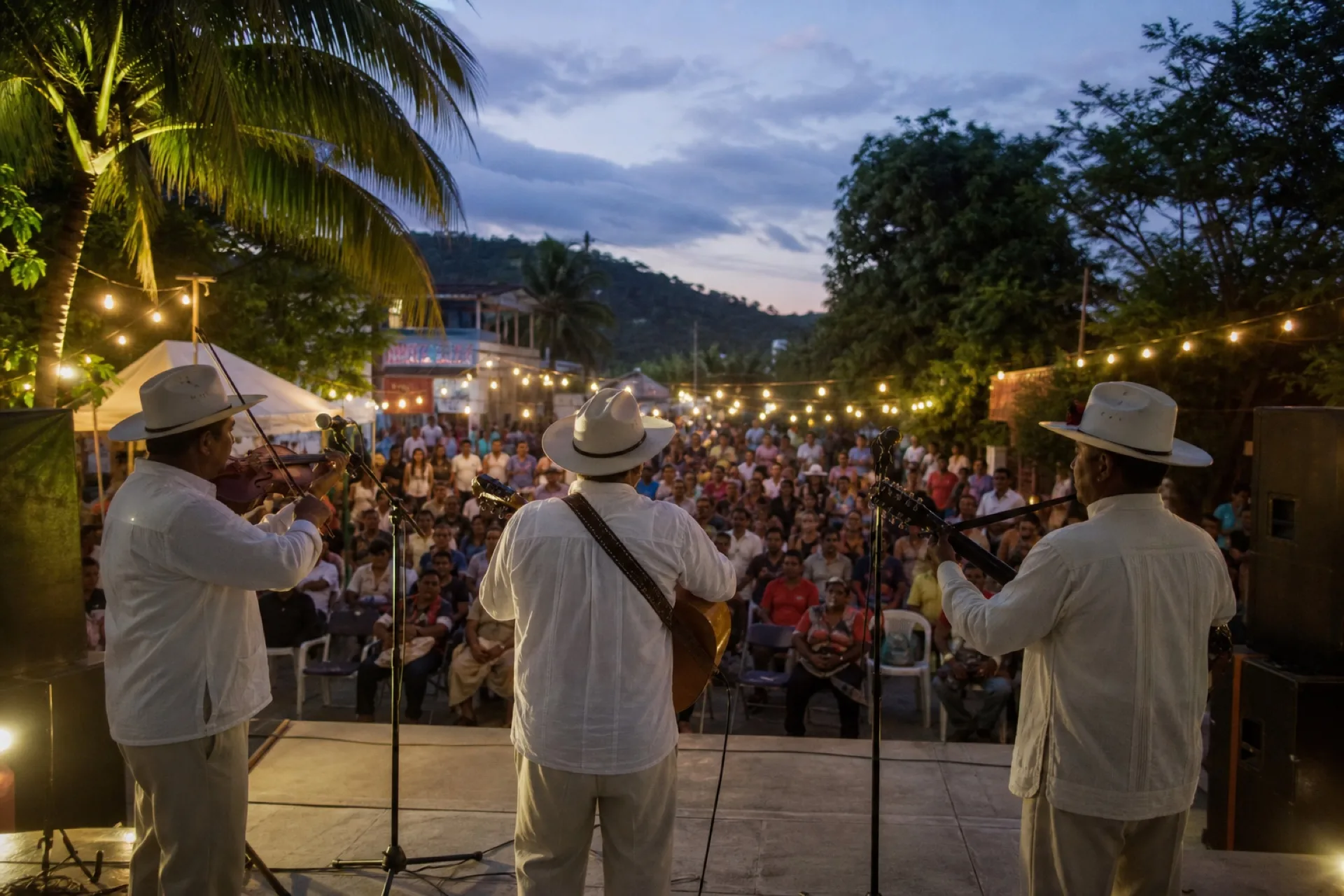 Trío de huapango tocando en una plaza huasteca al atardecer.