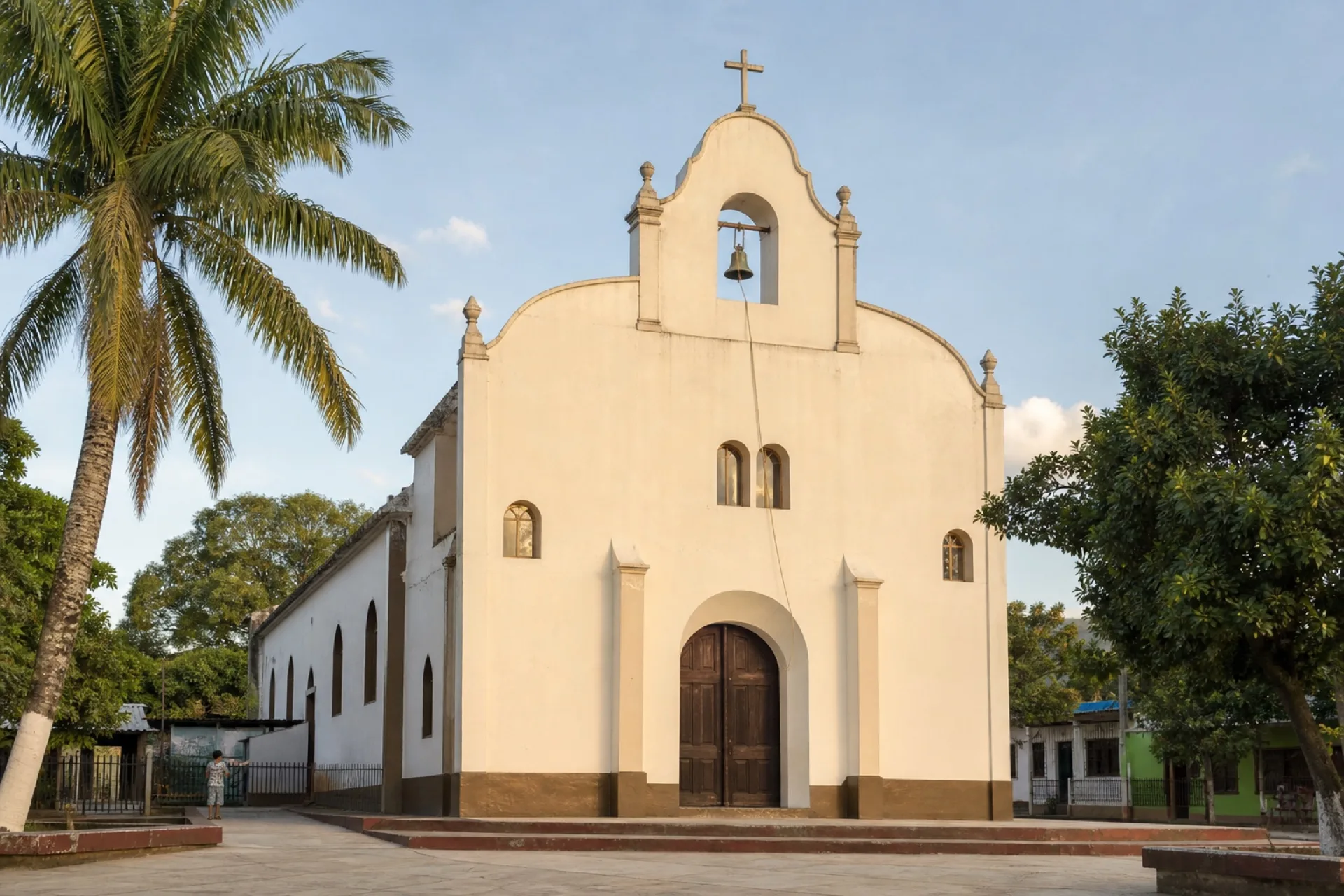 Templo parroquial de Tancoco frente a una plaza pequeña.