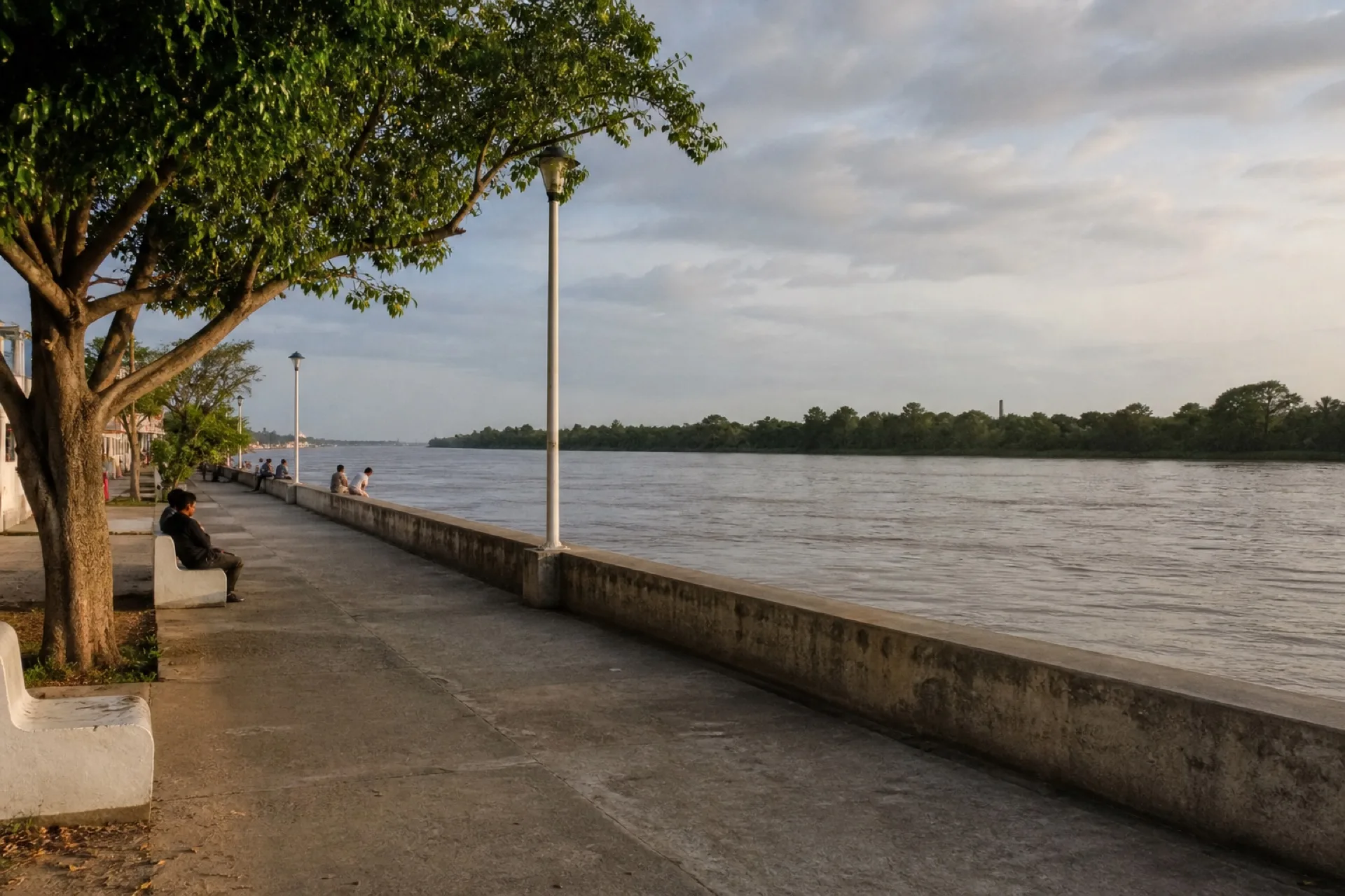 Malecón ribereño de Minatitlán sobre el Coatzacoalcos, con faroles.
