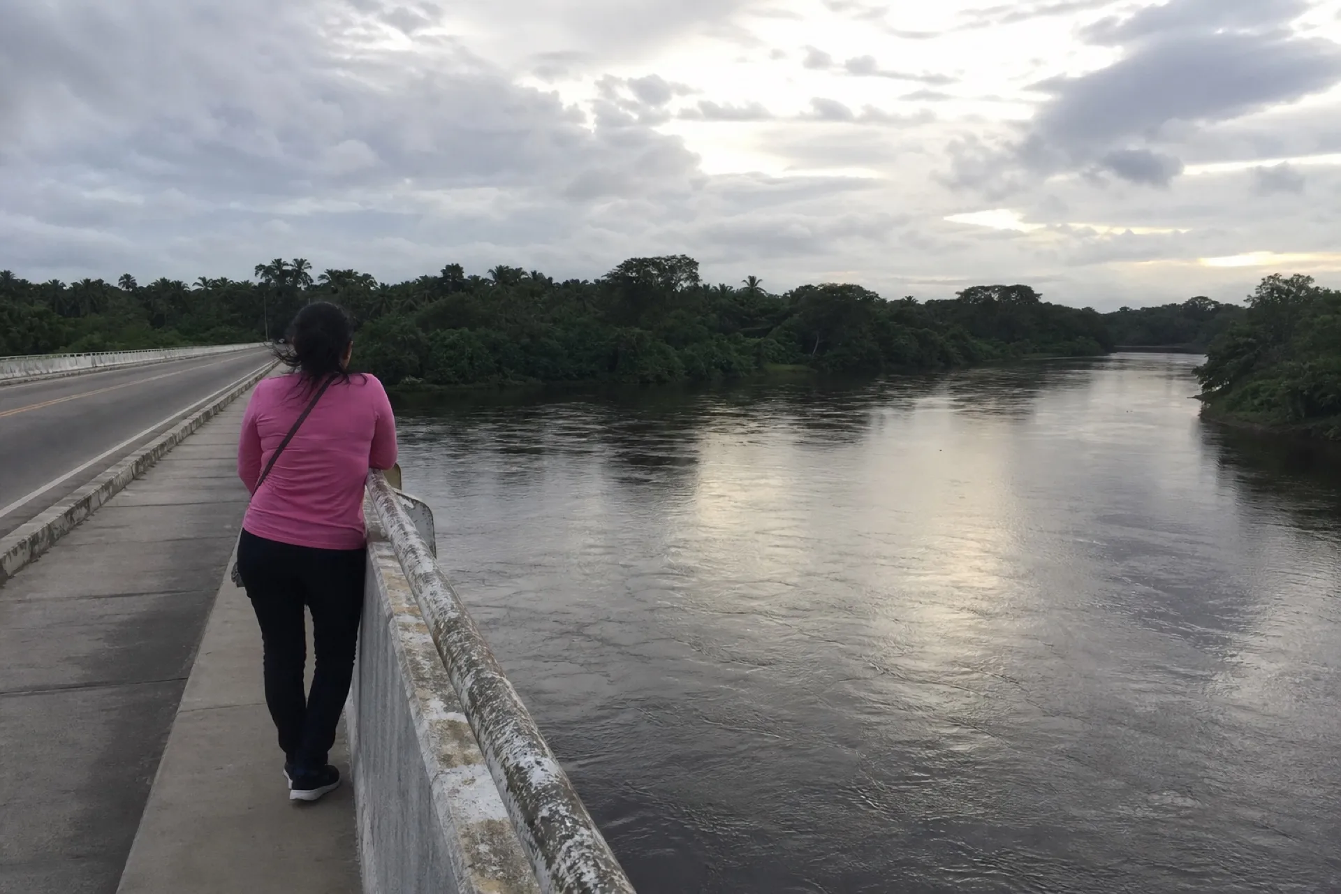 Visita al Puente Tancochapa mirando el río desde la banqueta.
