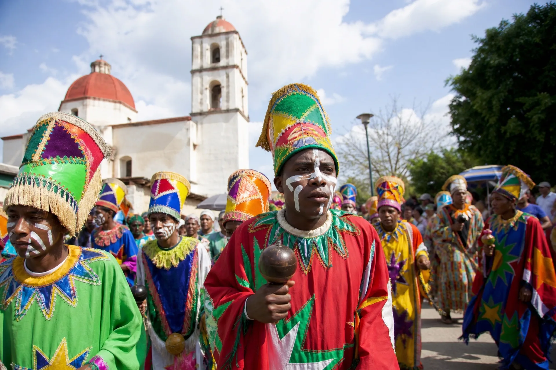 Carnaval afromexicano de Coyolillo en la calle del pueblo, con danzantes y la iglesia al fondo.