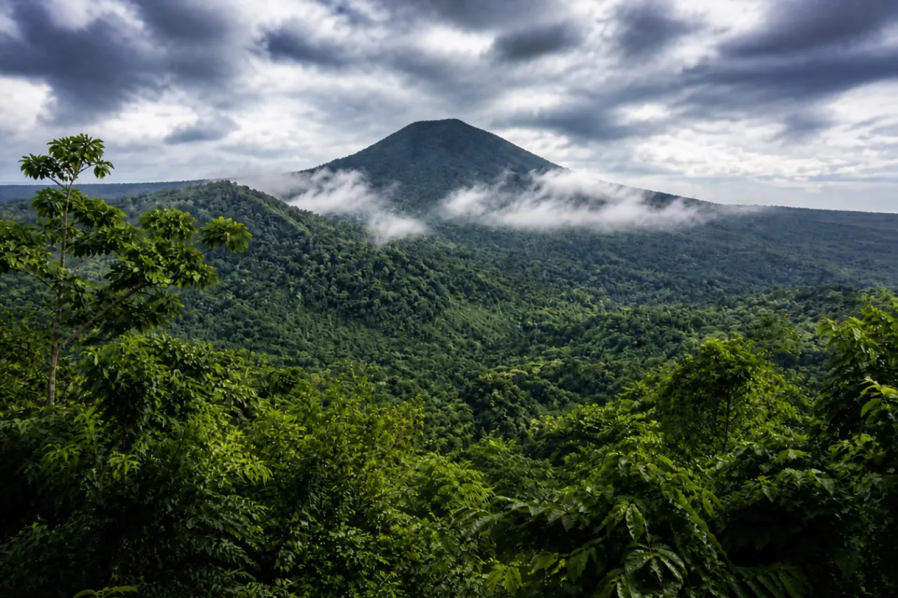 Volcán Santa Marta cubierto de selva y nubes.
