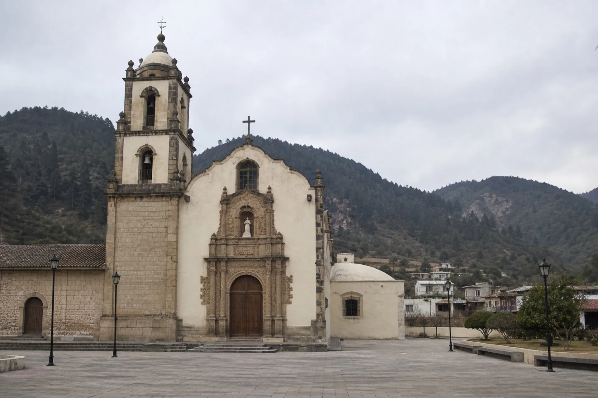 Parroquia de Huayacocotla frente a la plaza serrana.