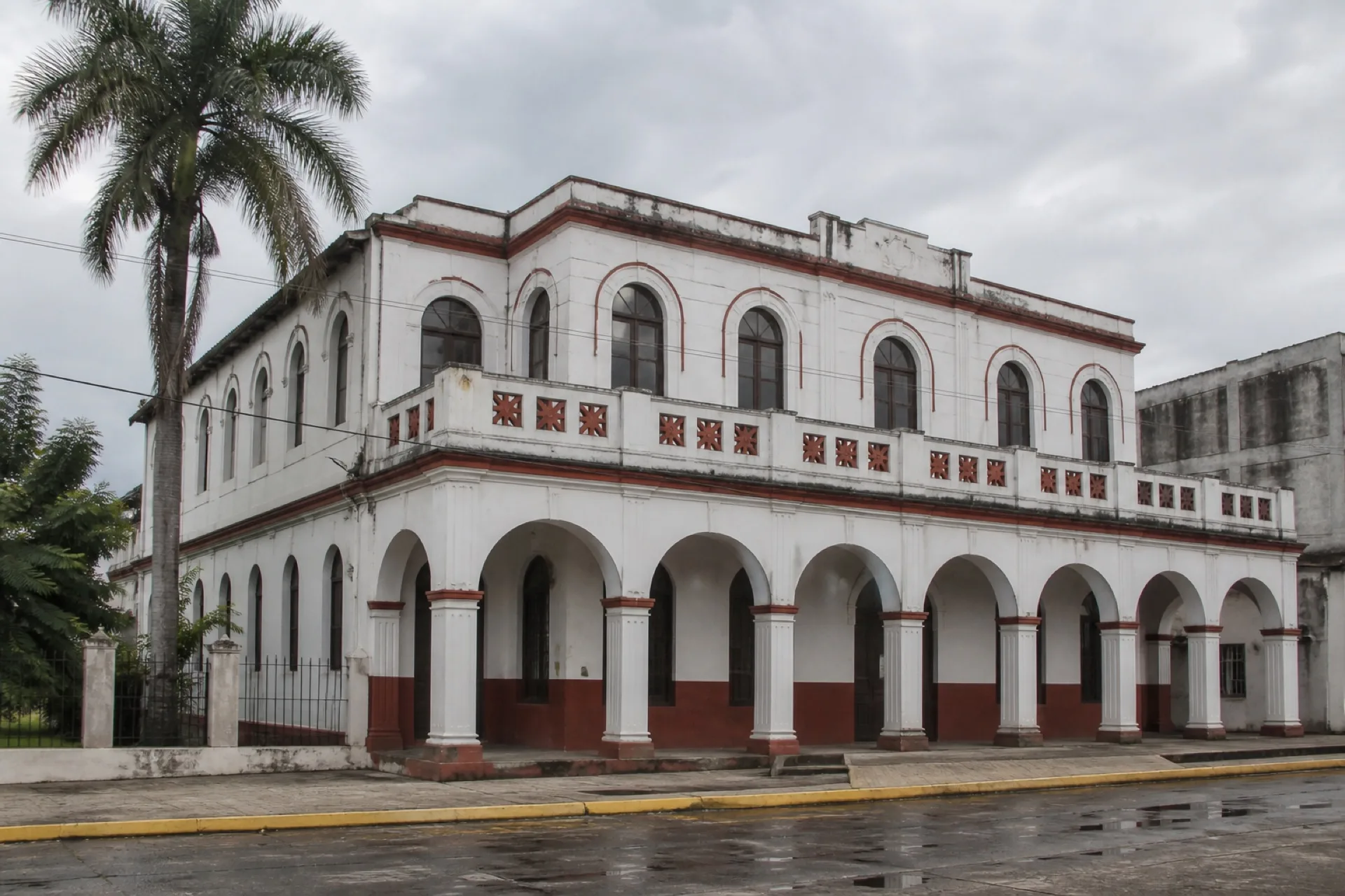 Fachada de un museo regional de dos pisos en Pánuco.