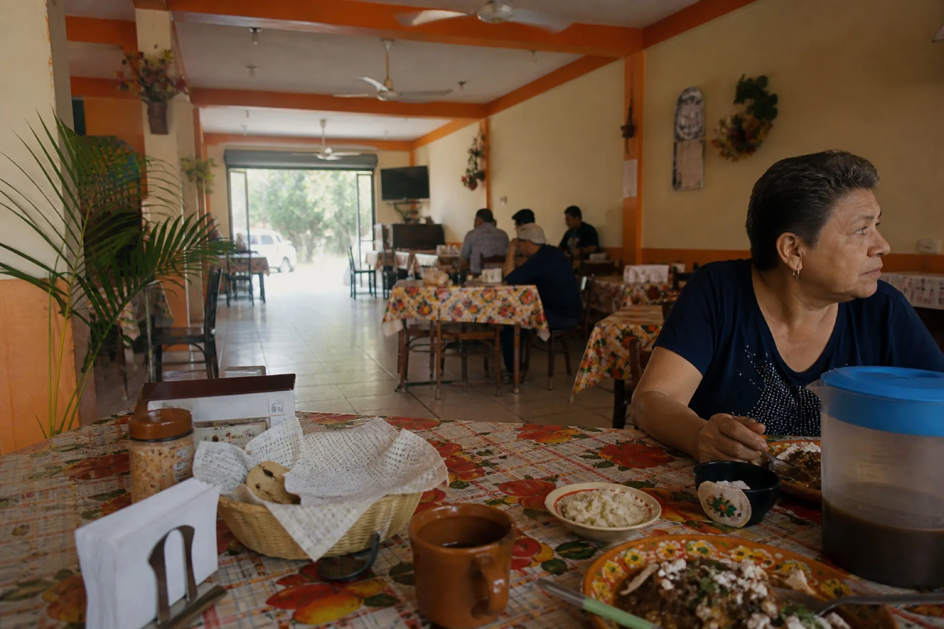 Mesa de fonda en Acayucan: platos de cocina cotidiana del Istmo.