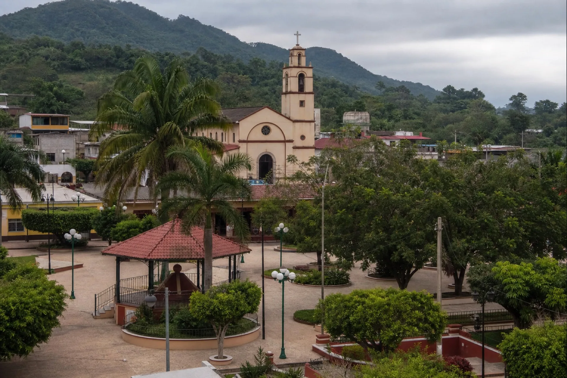 Cabecera de Ixhuatlán de Madero, plaza y lomerío.