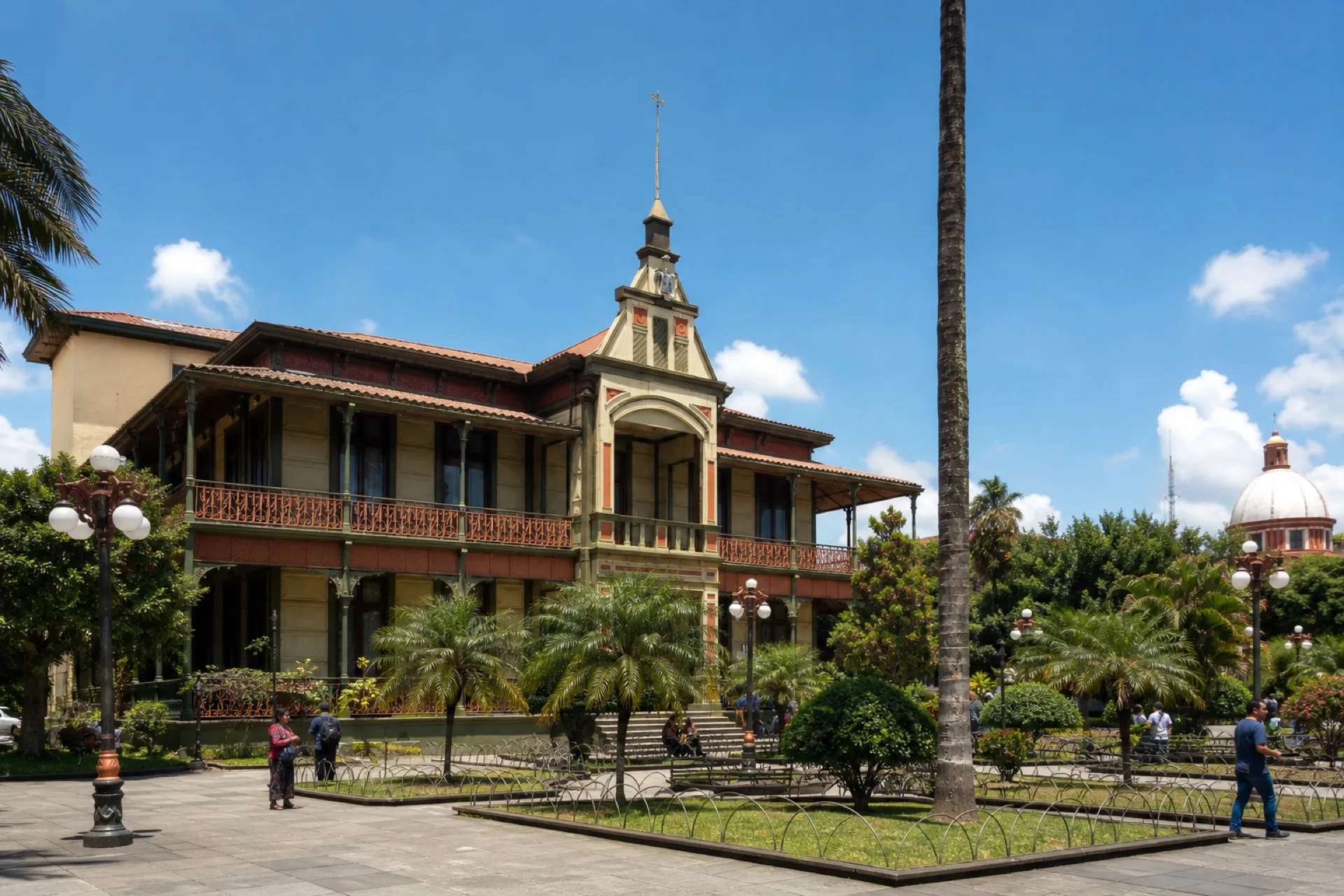 Palacio de Hierro de Orizaba en la plaza.