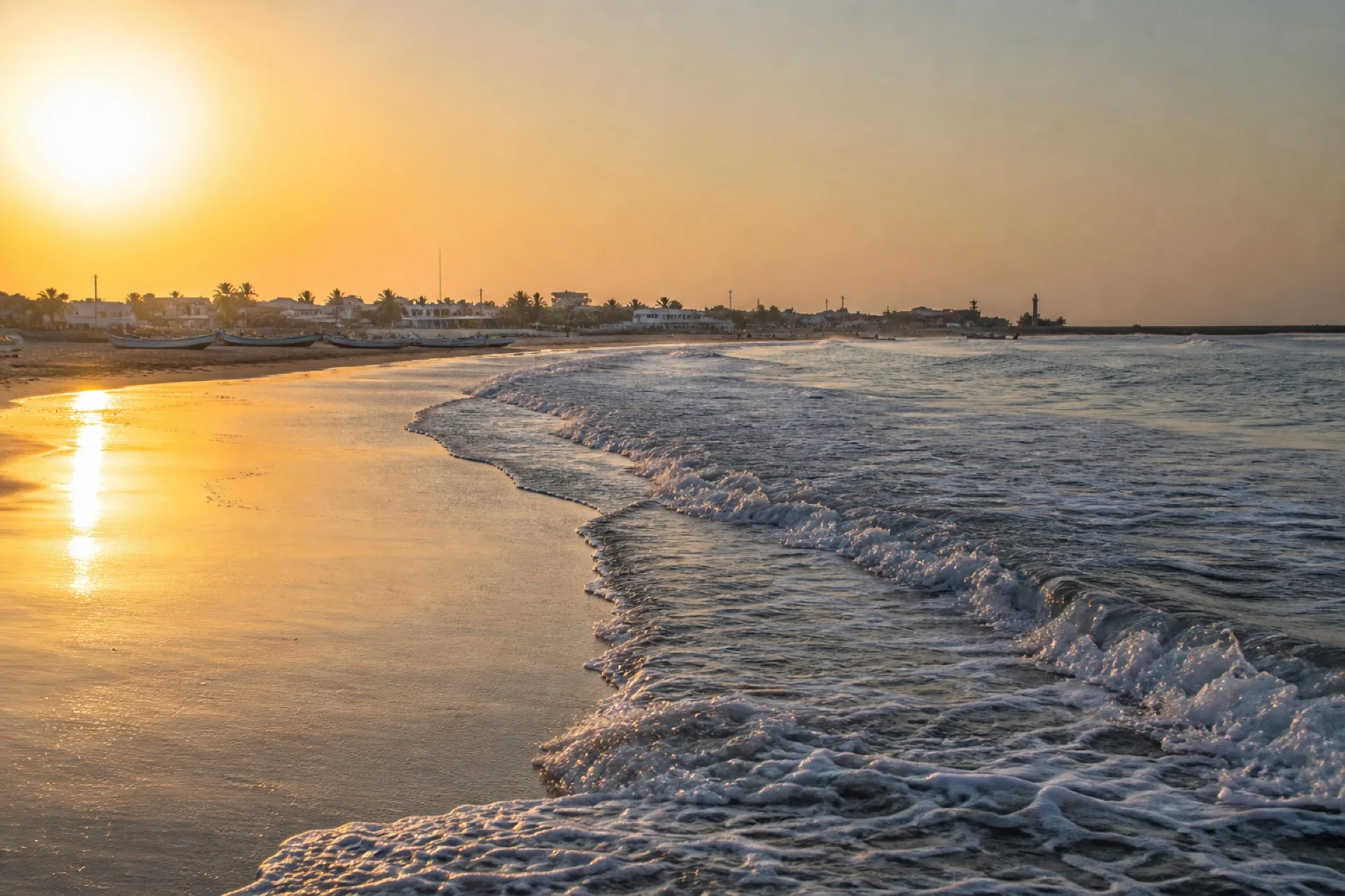 Playa de Tecolutla con oleaje y palmas frente al pueblo.
