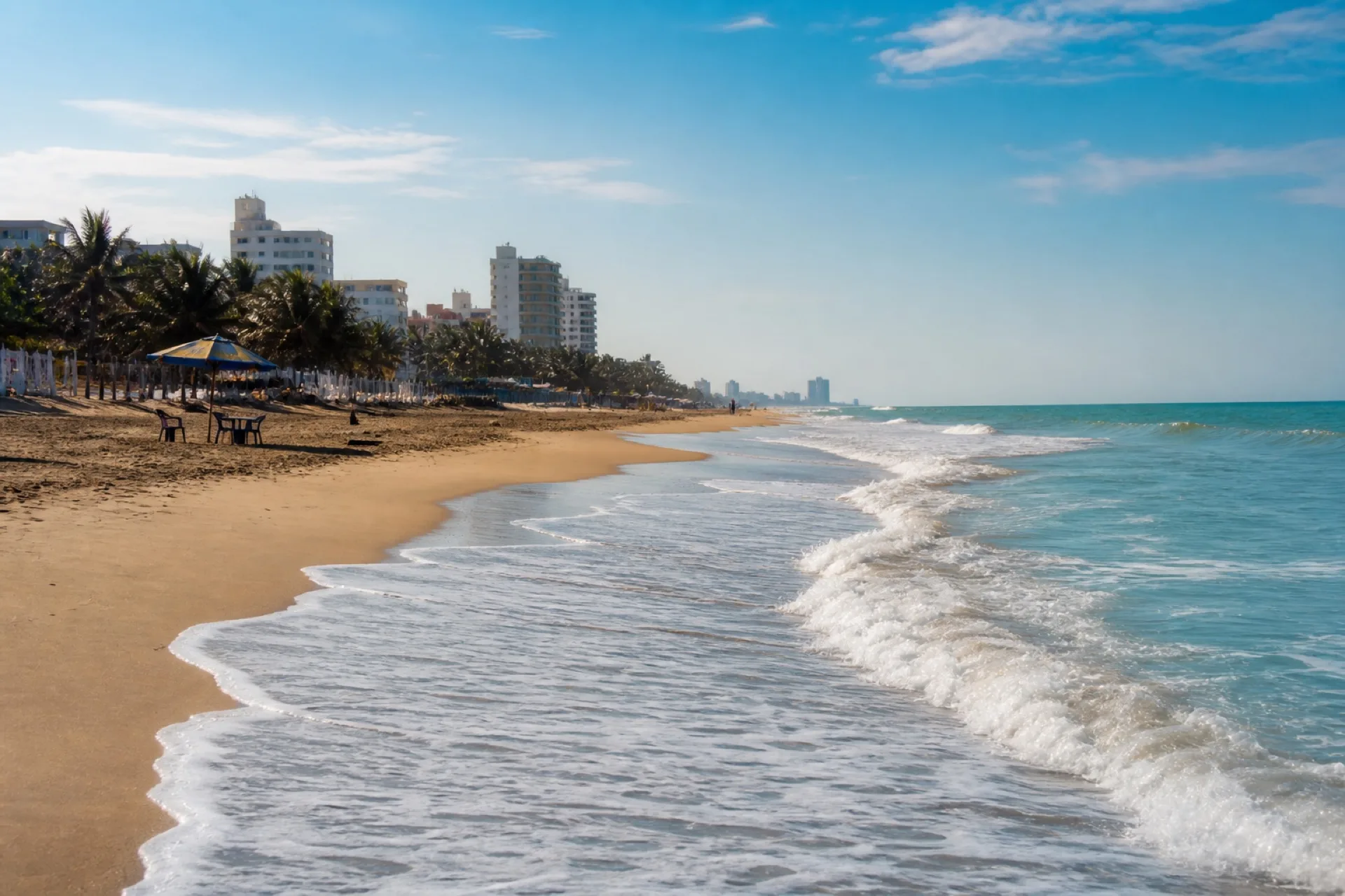 Playa Mocambo en Boca del Río, arena amplia y oleaje suave del Golfo.