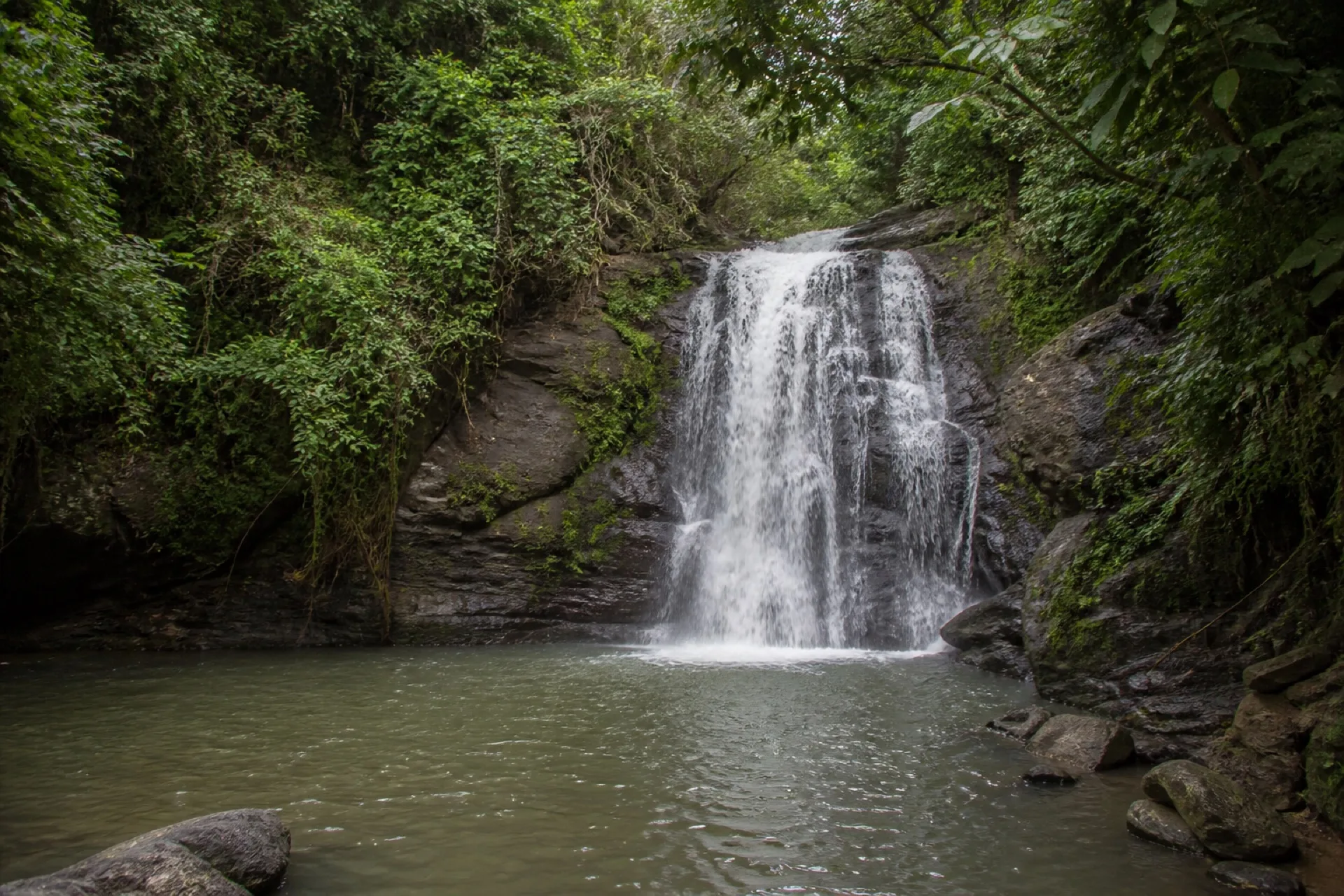 Salto de Ixtagapa: cascada tropical sobre roca oscura hacia un pozo verde.