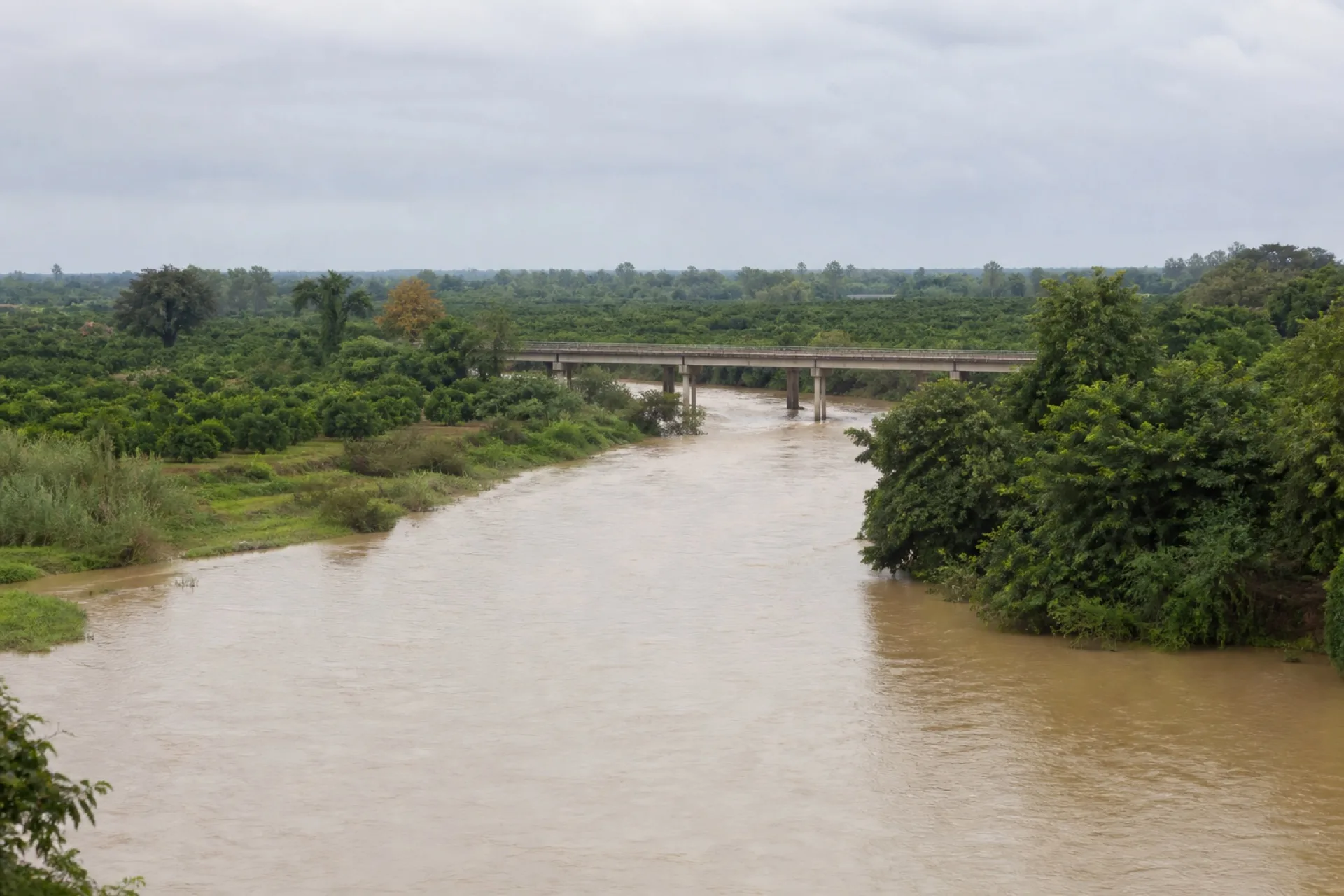 Río Pantepec ancho entre llanura y huertos de cítricos.