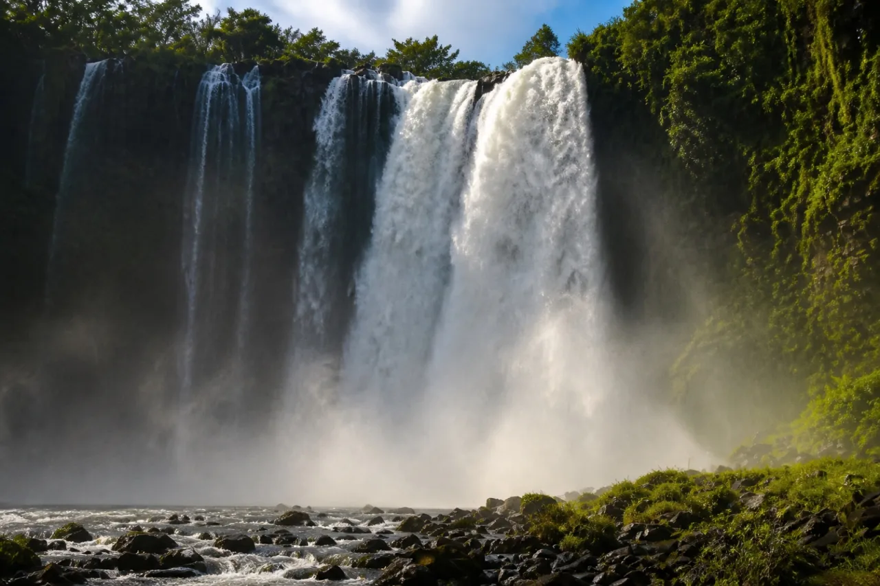 Salto de Eyipantla, cascada ancha sobre acantilado volcánico.