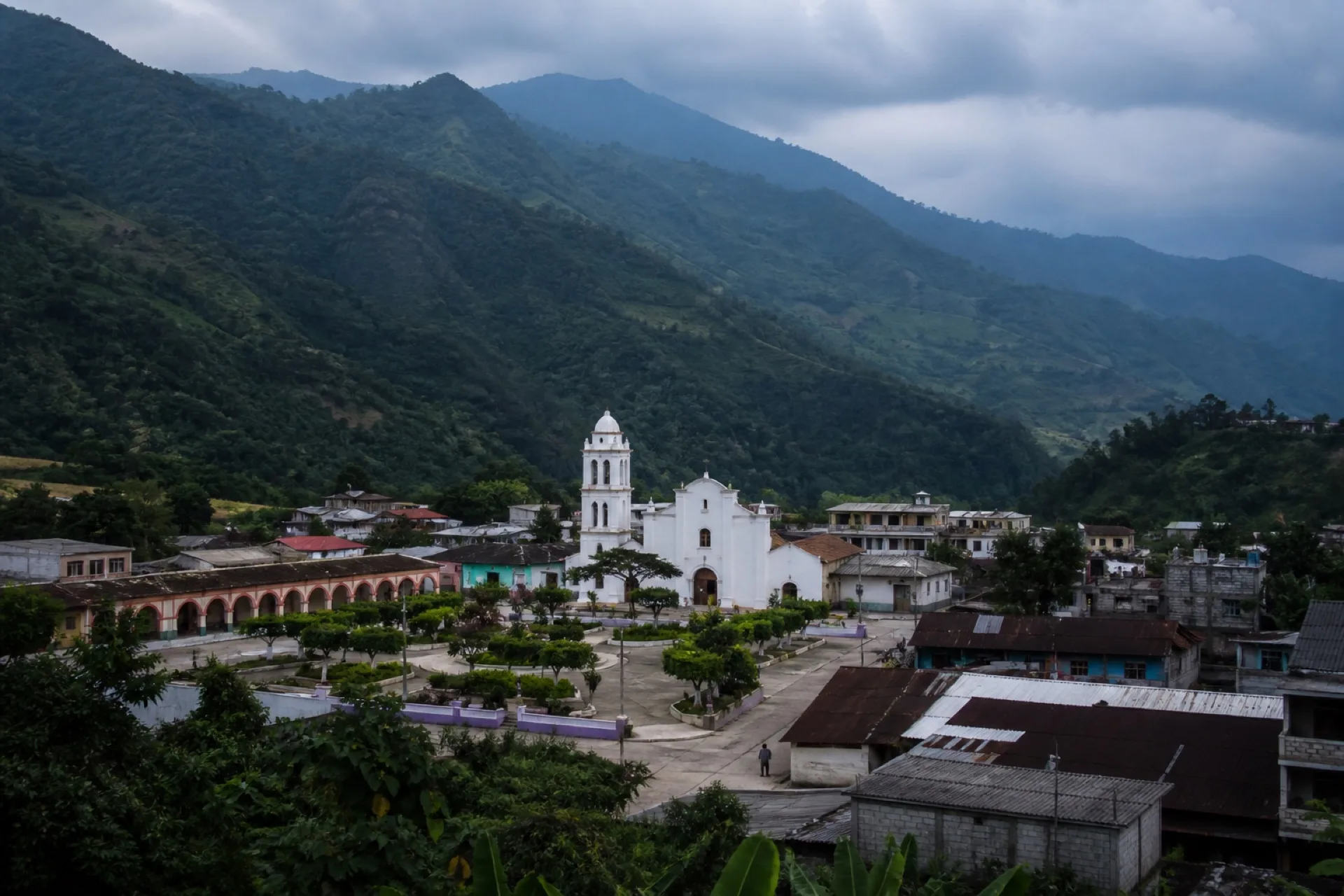 Cabecera de Texcatepec en sierra, plaza y lomerío verde.