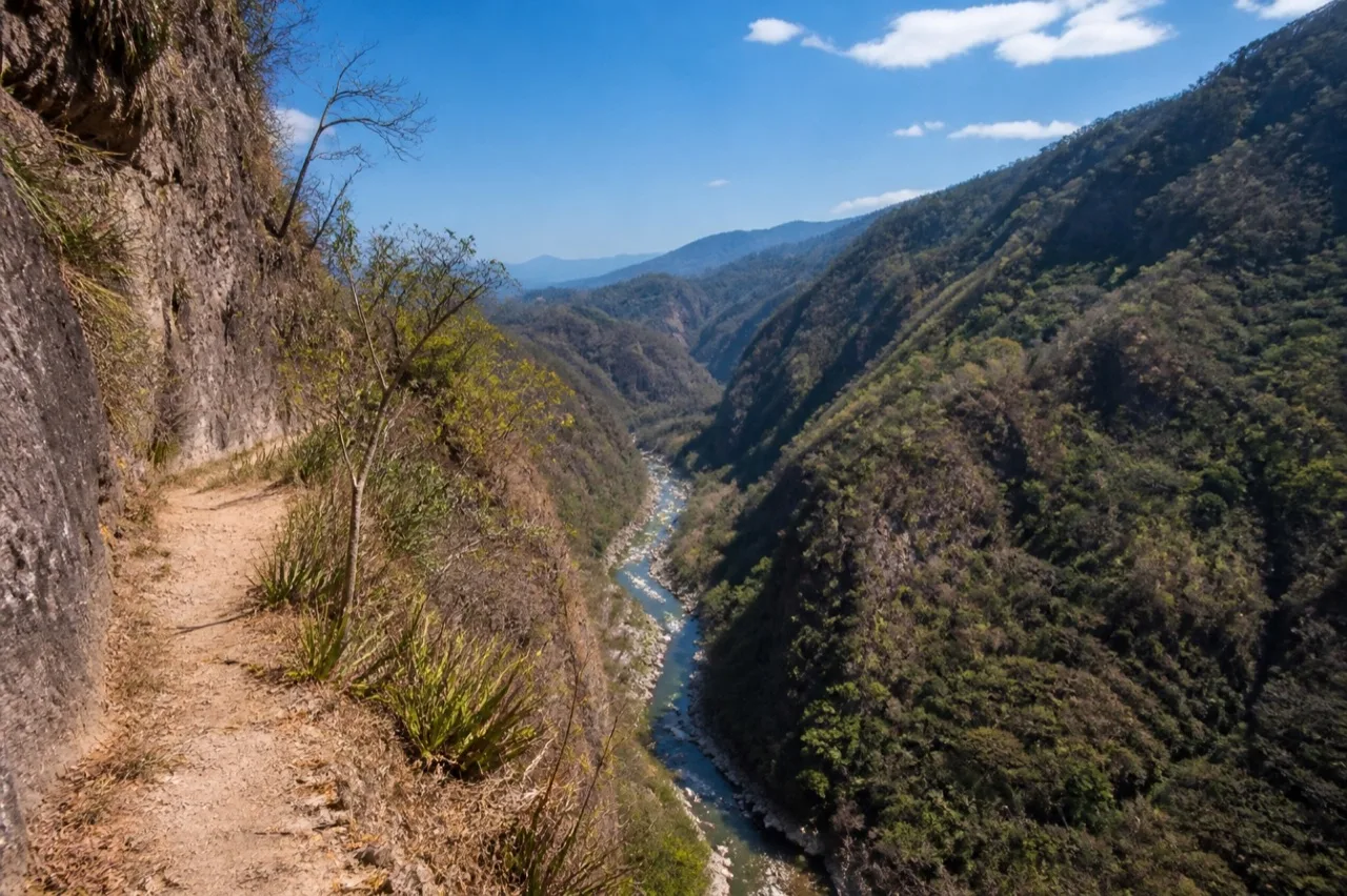 Cañón de Pextlán con sendero sobre el río.