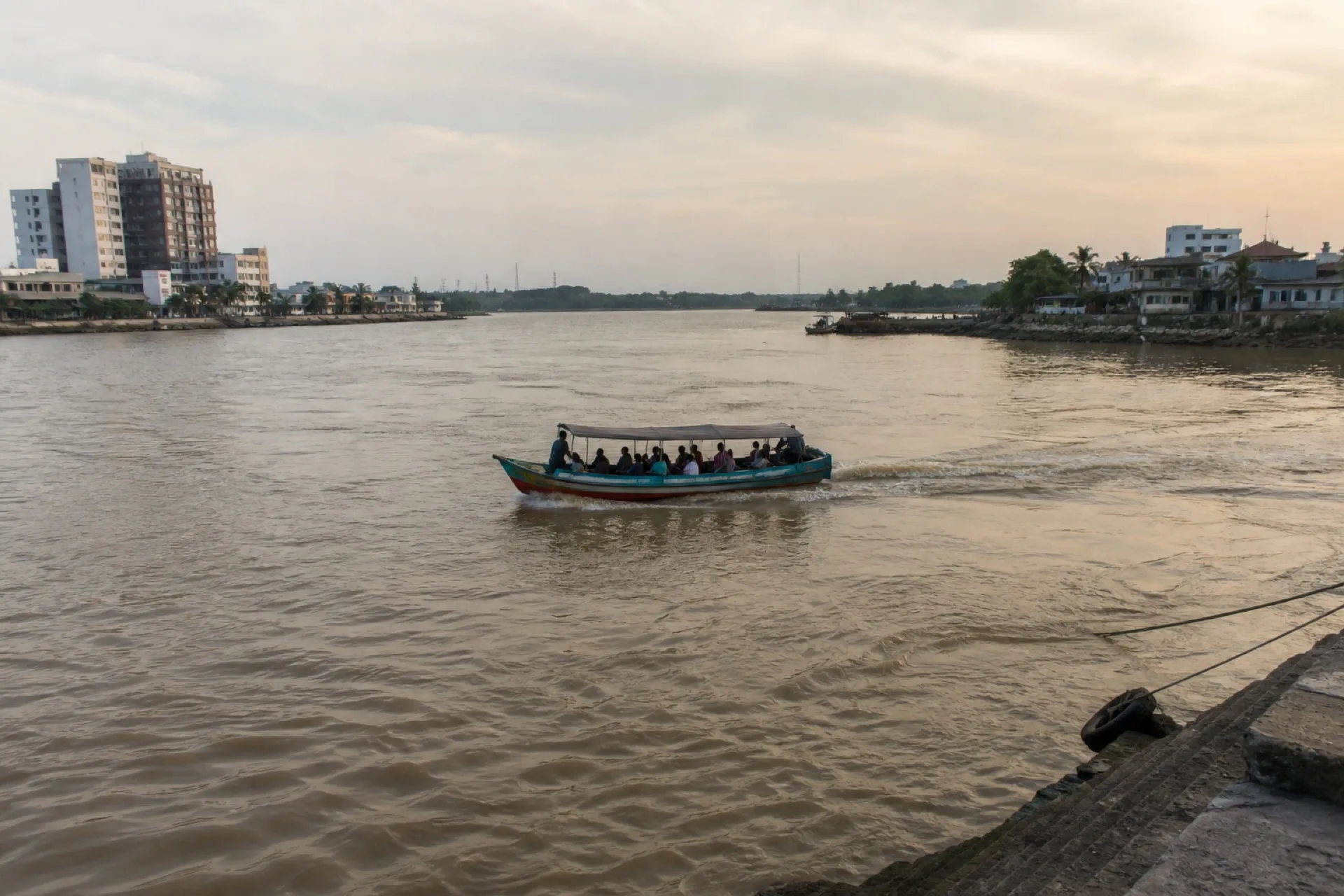 Cruce Coatza–Allende: lancha de pasajeros en el Coatzacoalcos.