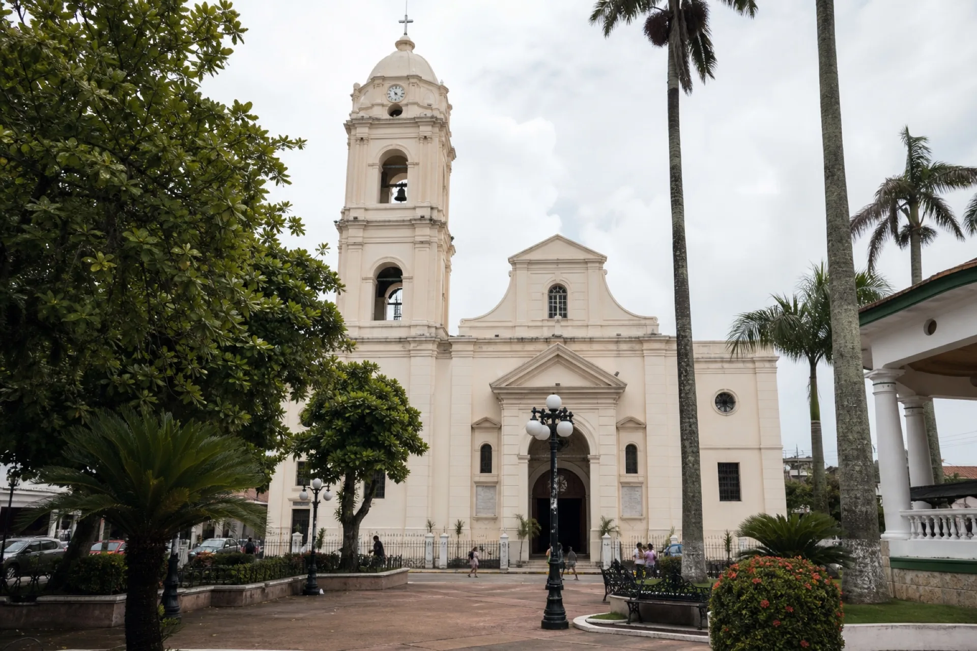 Parroquia de San Martín Obispo frente a la plaza de Acayucan.