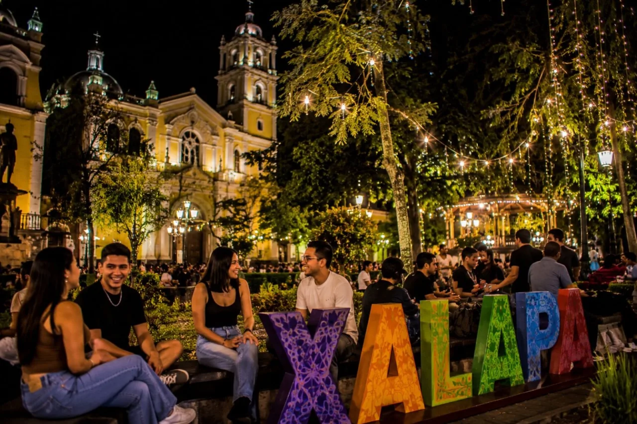 Plaza de Xalapa de noche con letras del nombre y catedral iluminada.