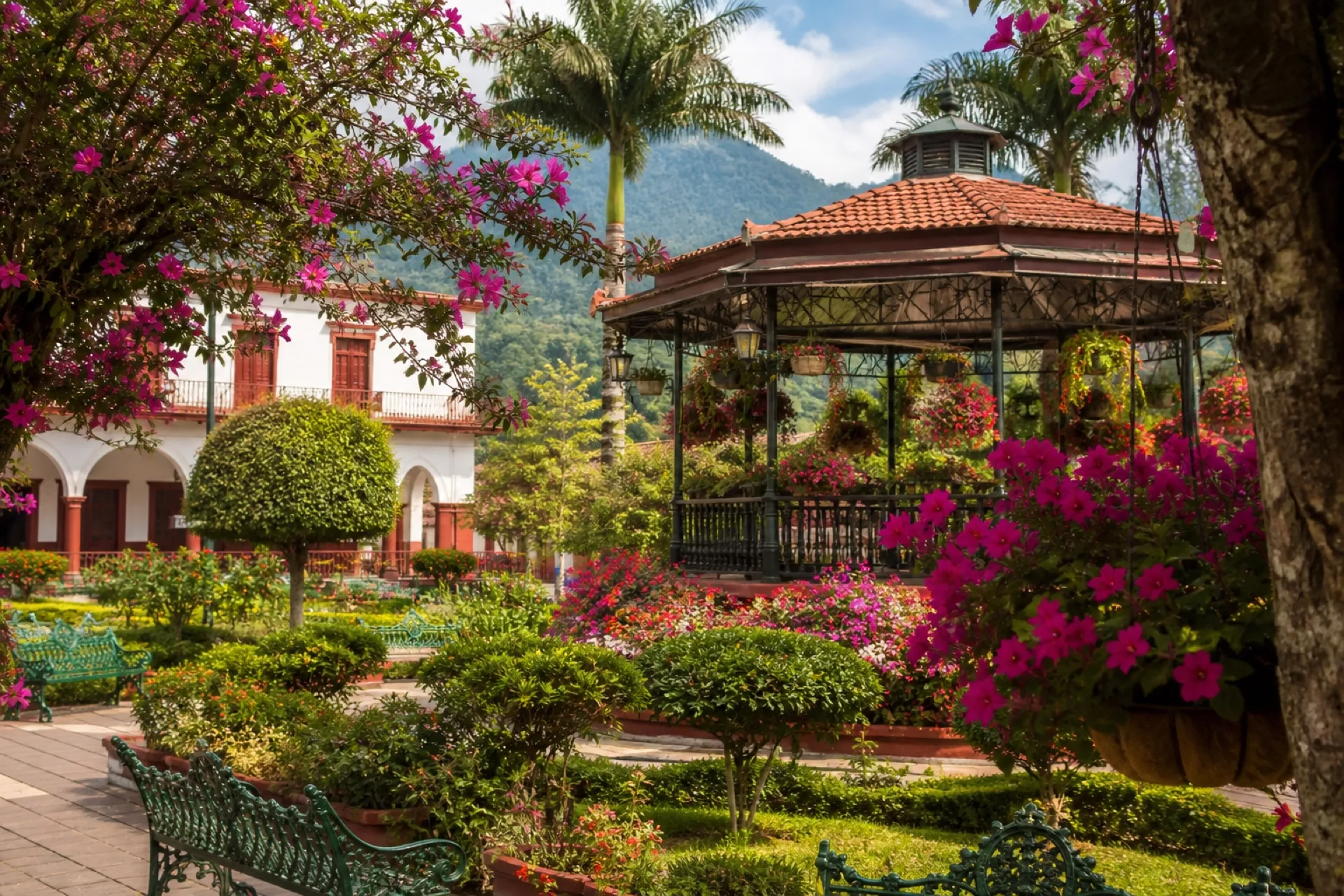 Plaza de Fortín de las Flores con jardineras y flores ornamentales.