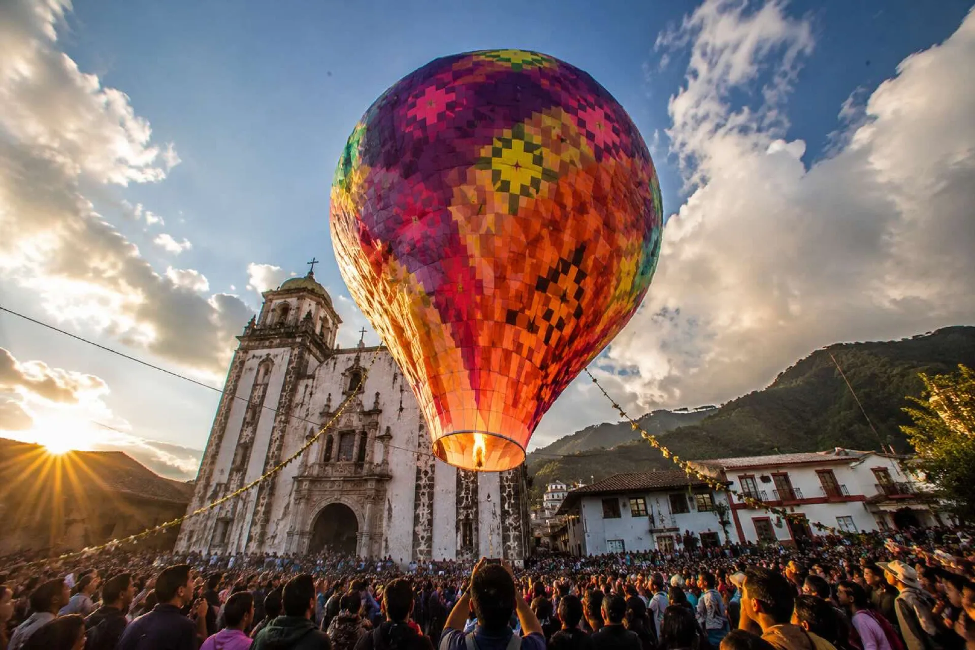 Festival de Globos de Papel de China en Zozocolco.