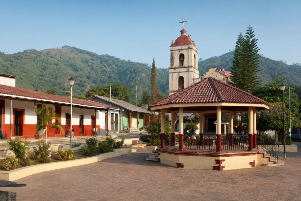 Plaza del centro de Soteapan en la Sierra de Santa Marta.
