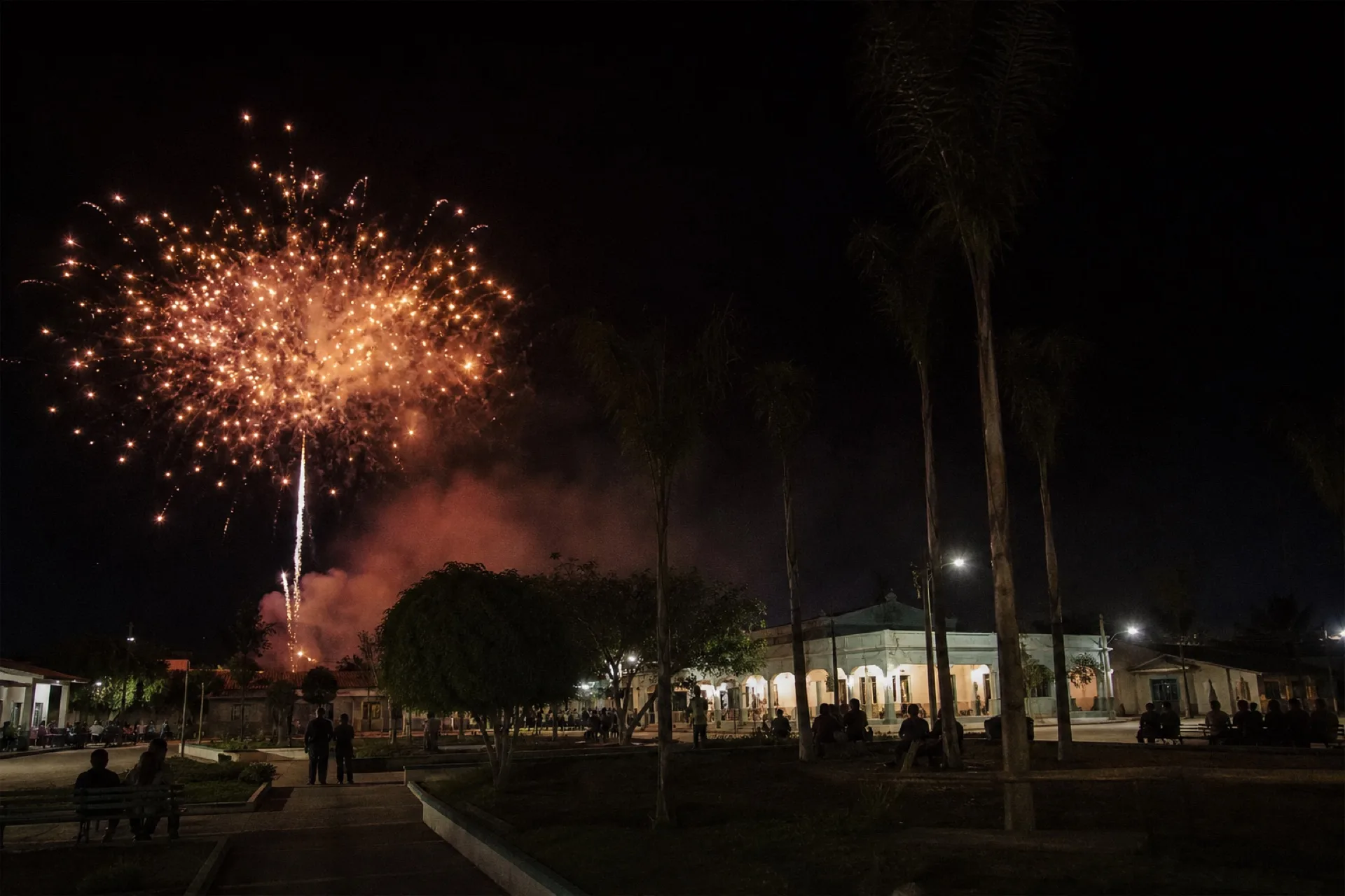 Festejos de fin de año en Tancoco: fuegos sobre la plaza rural.