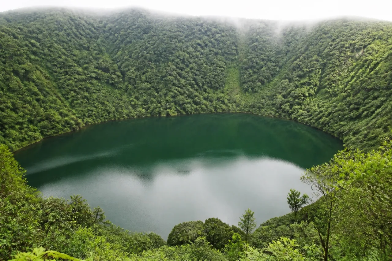 Laguna Encantada, lago de cráter entre selva cerca de San Andrés Tuxtla.