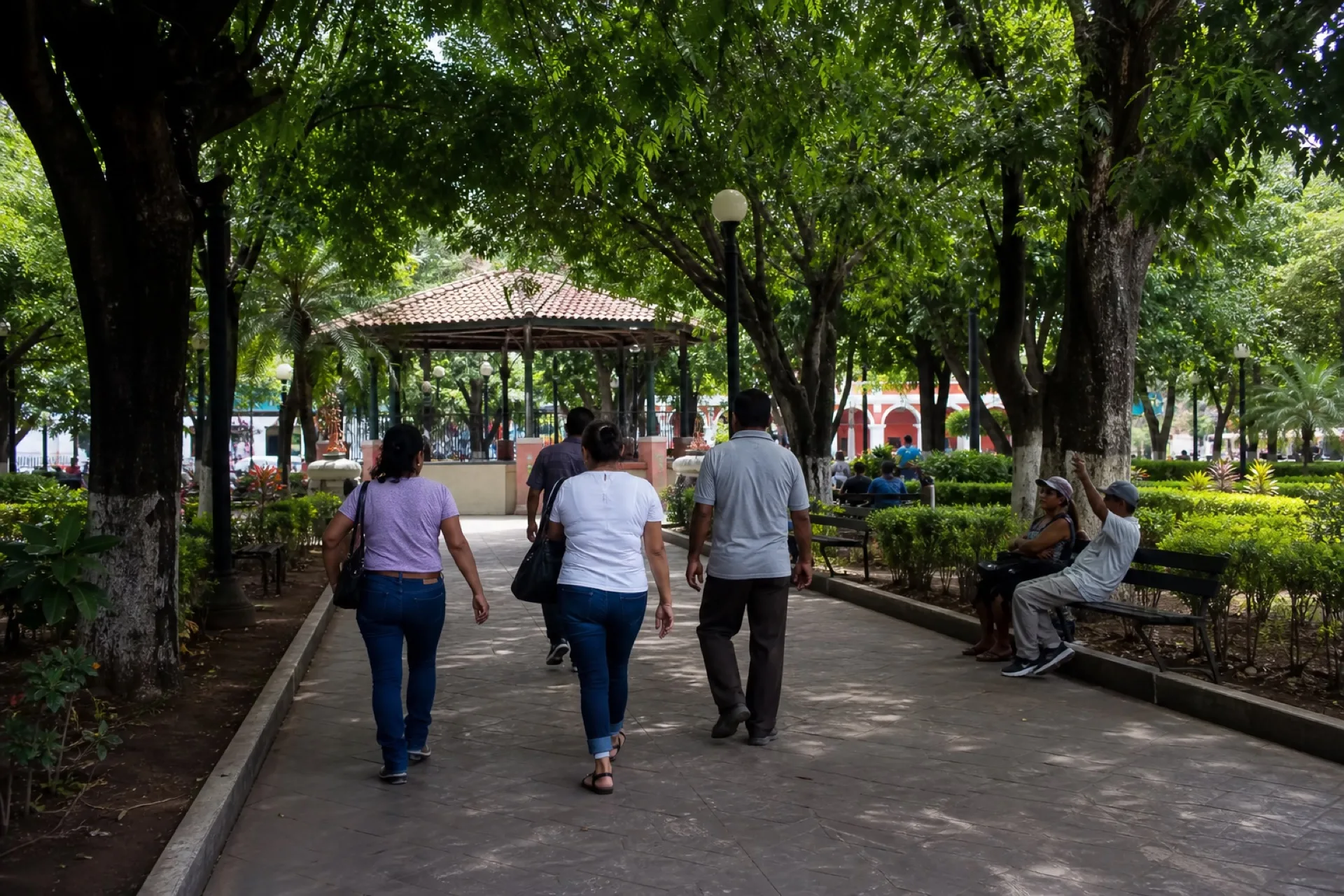 Paseo sombreado en el Parque Independencia de Minatitlán.