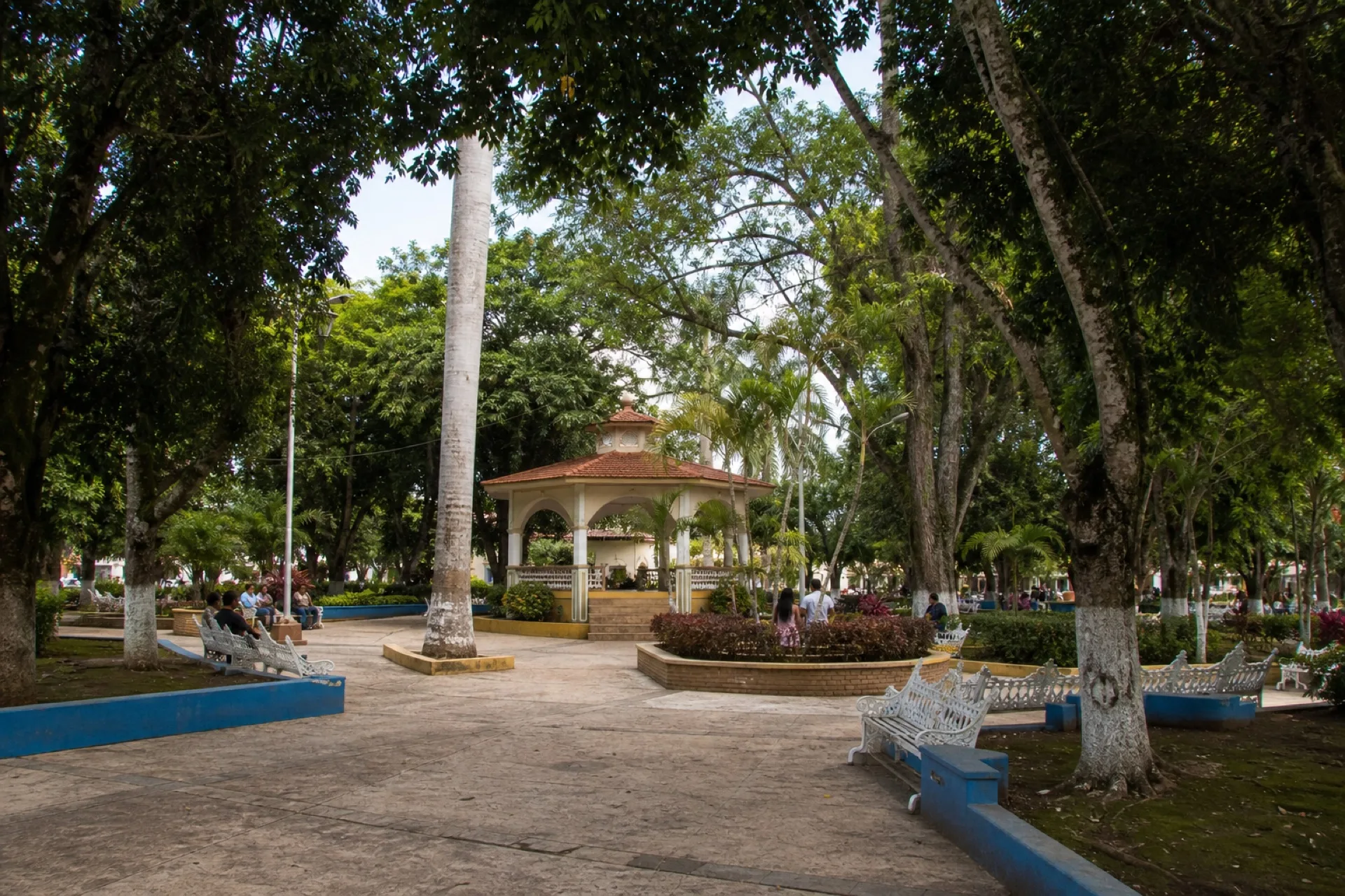 Parque cívico con kiosco y árboles en Martínez de la Torre.