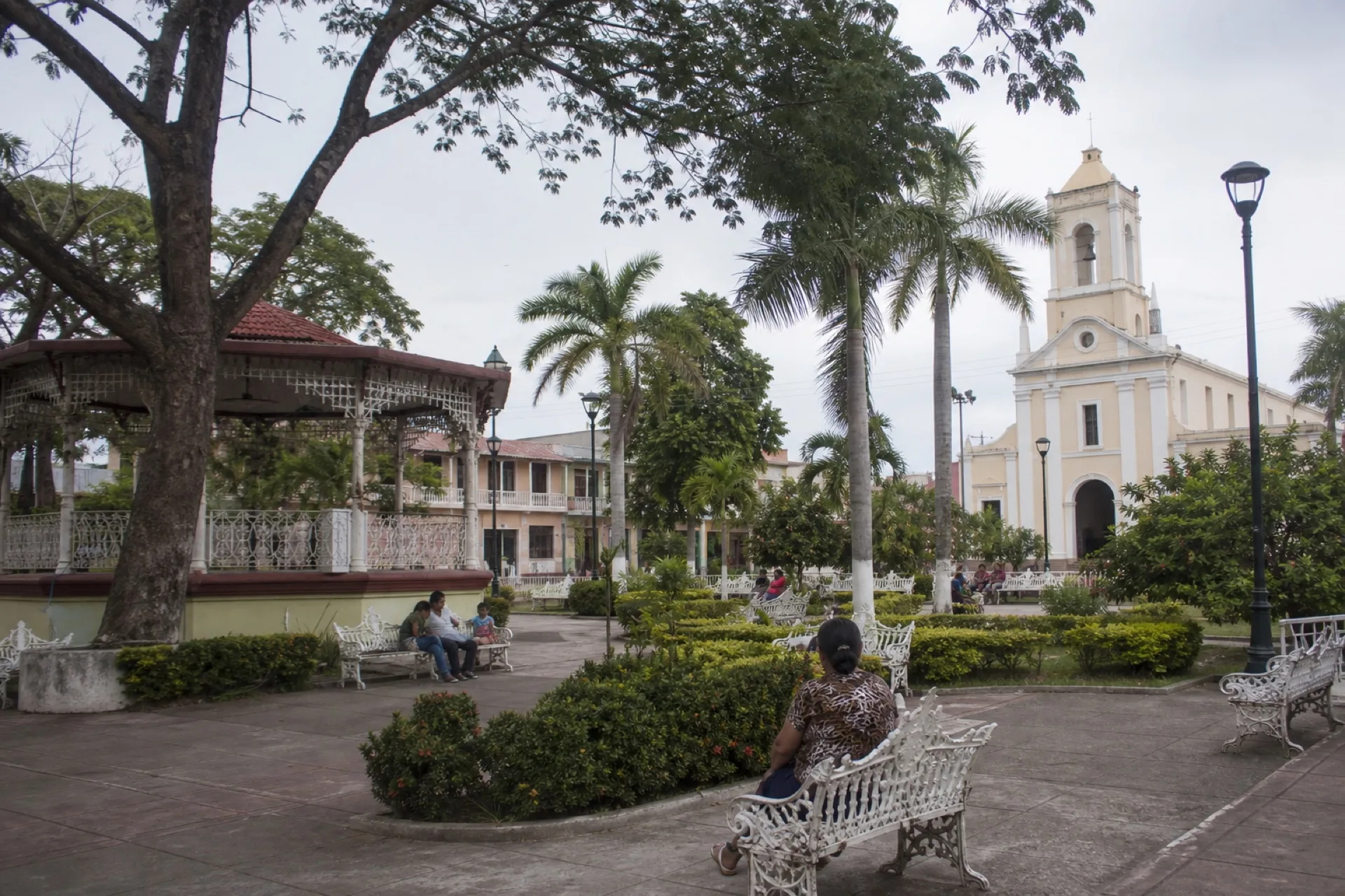 Parque Independencia de Minatitlán: kiosco, árboles y plaza cotidiana.