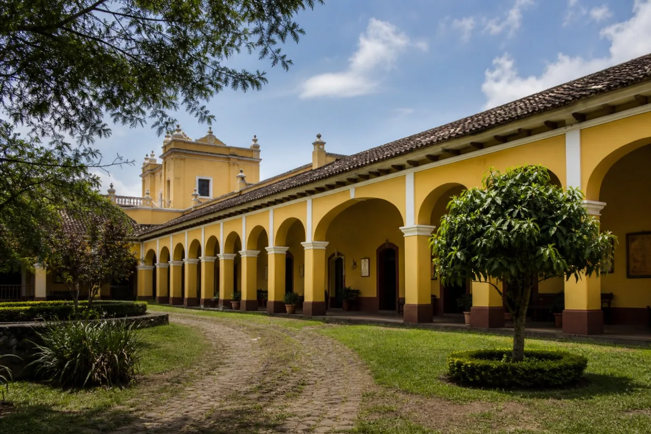 Fachada colonial de la Hacienda La Orduña en Coatepec.