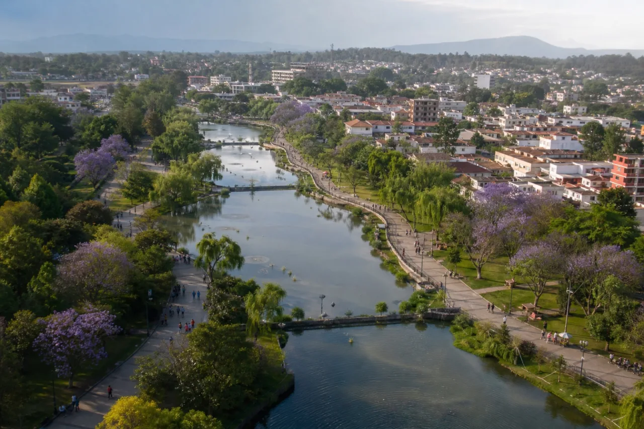 Paseo de los Lagos en Xalapa, lagos alargados y andador.