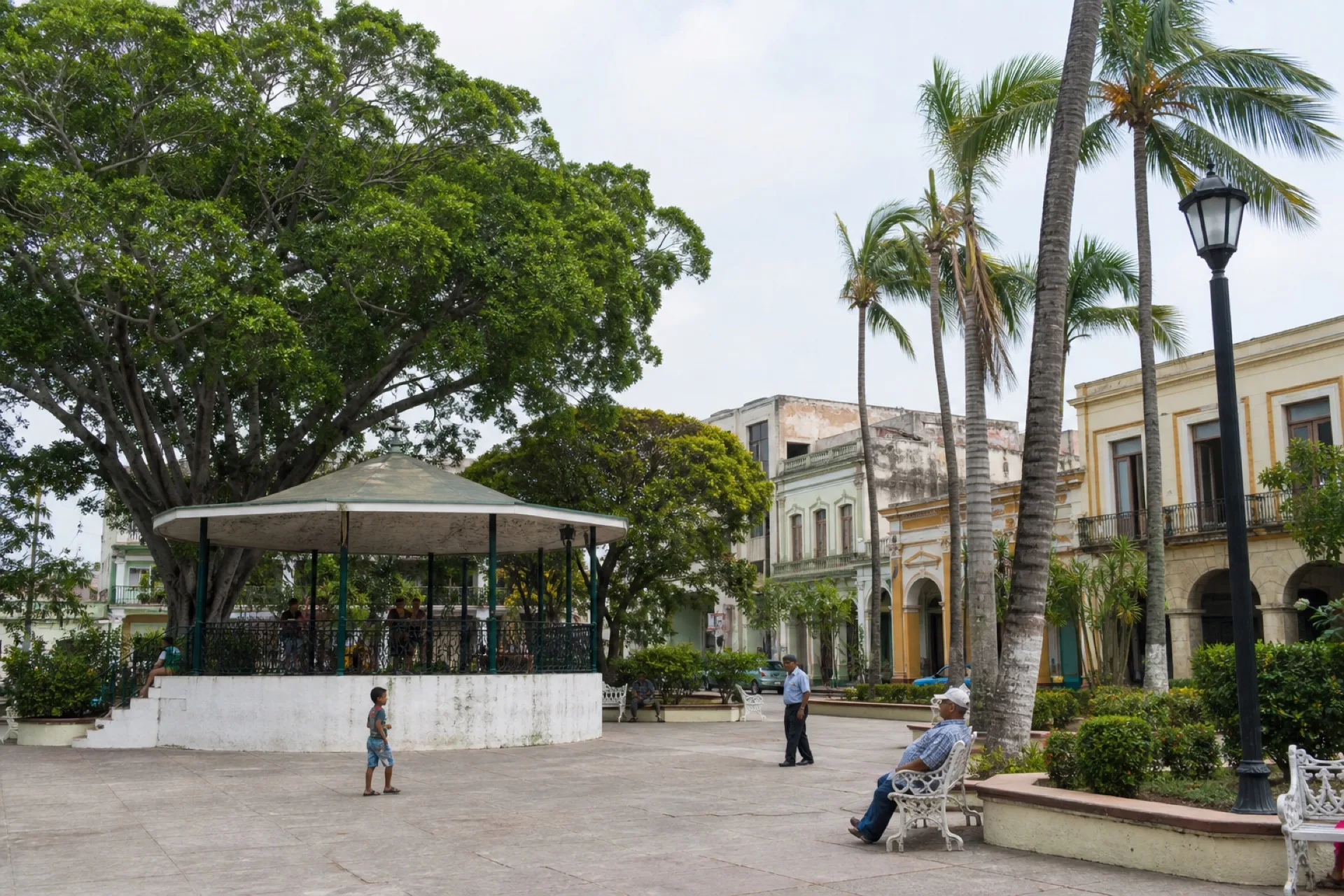 Plaza del centro de San Rafael con kiosco provincial.