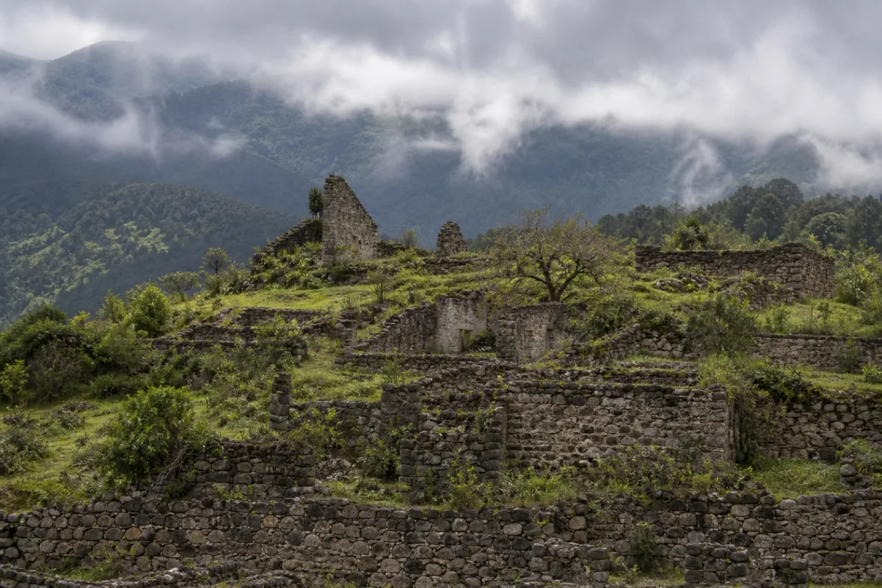 Muros de piedra de Xico Viejo en la ladera.
