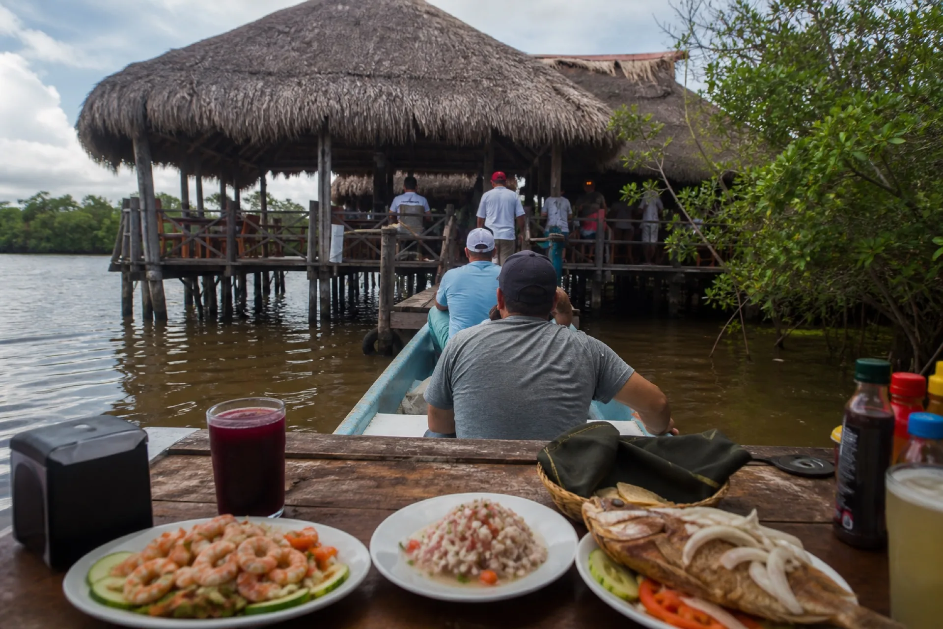 Mesa de mariscos y panga en Las Barrillas, Coatzacoalcos.