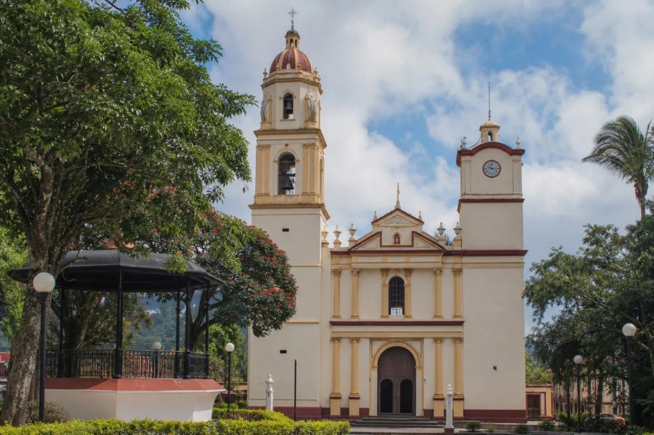Parroquia de San Jerónimo frente a la plaza de Coatepec.